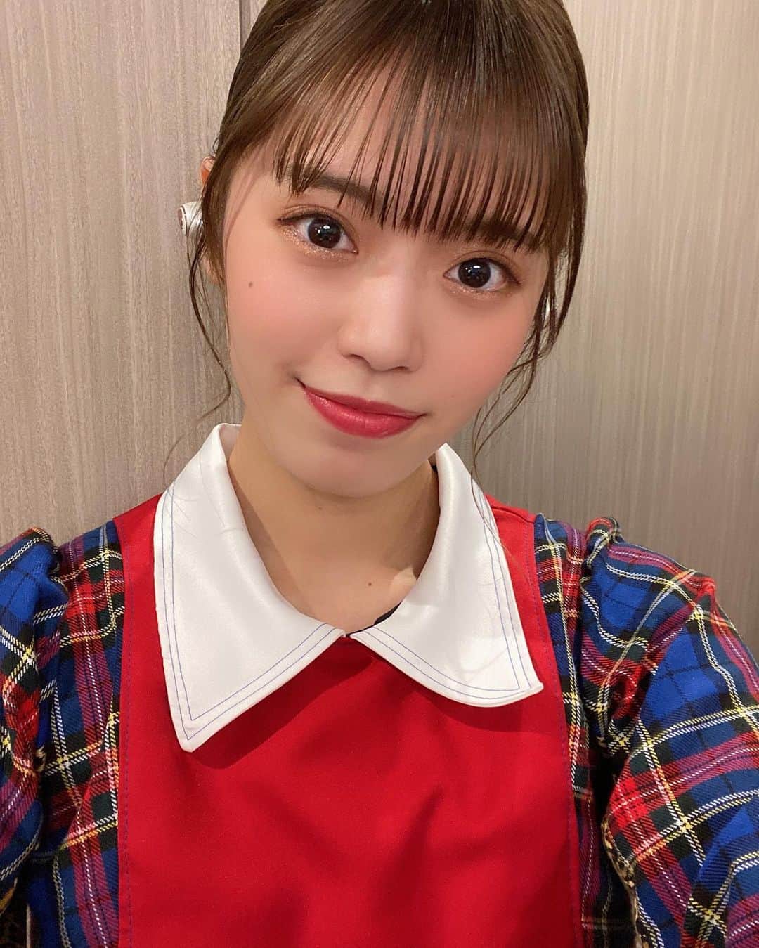 のインスタグラム：「ライブ前は最近大好きで憧れの方の歌声聞いて心落ち着かせてます😊  まだまだなりたい歌声には程遠くて、もしかしたらどんどん遠くなってしまっているかもしれない、、そんな気がする時もあるけど、、私は絶対に今のままじゃ止まらない！  みんなの心のずっと奥までに届くくらいに歌えるようになるからね🙂」