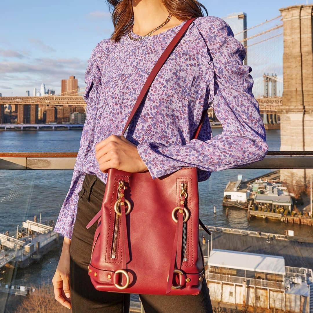 レベッカミンコフのインスタグラム：「Antique brass accents + leather zipper pulls + multiple pockets, the new Jett Bucket bag has all the right features- bonus points for this perfect cherrywood color 😍」