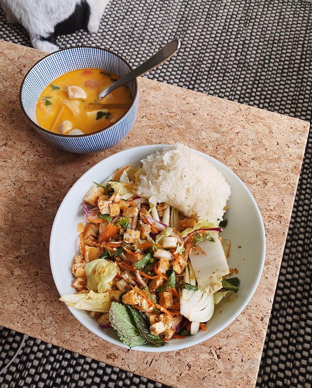 STIL IN BERLINのインスタグラム：「Ordered my lunch from @chezdang yesterday with the @khora.berlin collective delivery service and woah - it was so good! This is lap chay with sticky rice - a delightfully spicy and fresh tofu salad. 🌶 Can’t wait to try their som tam and curcuma curry crepes. 🌶」