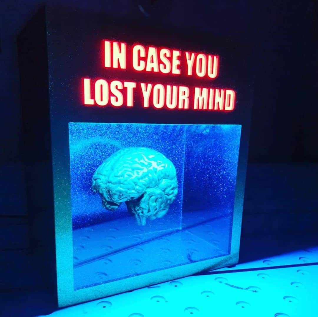 My Interiorのインスタグラム：「IN CASE YOU LOST YOUR MIND ❤️💸🦠💊  #mindovermatter #contempoaryart #incasebreakglas by @maximilianwiedemann」