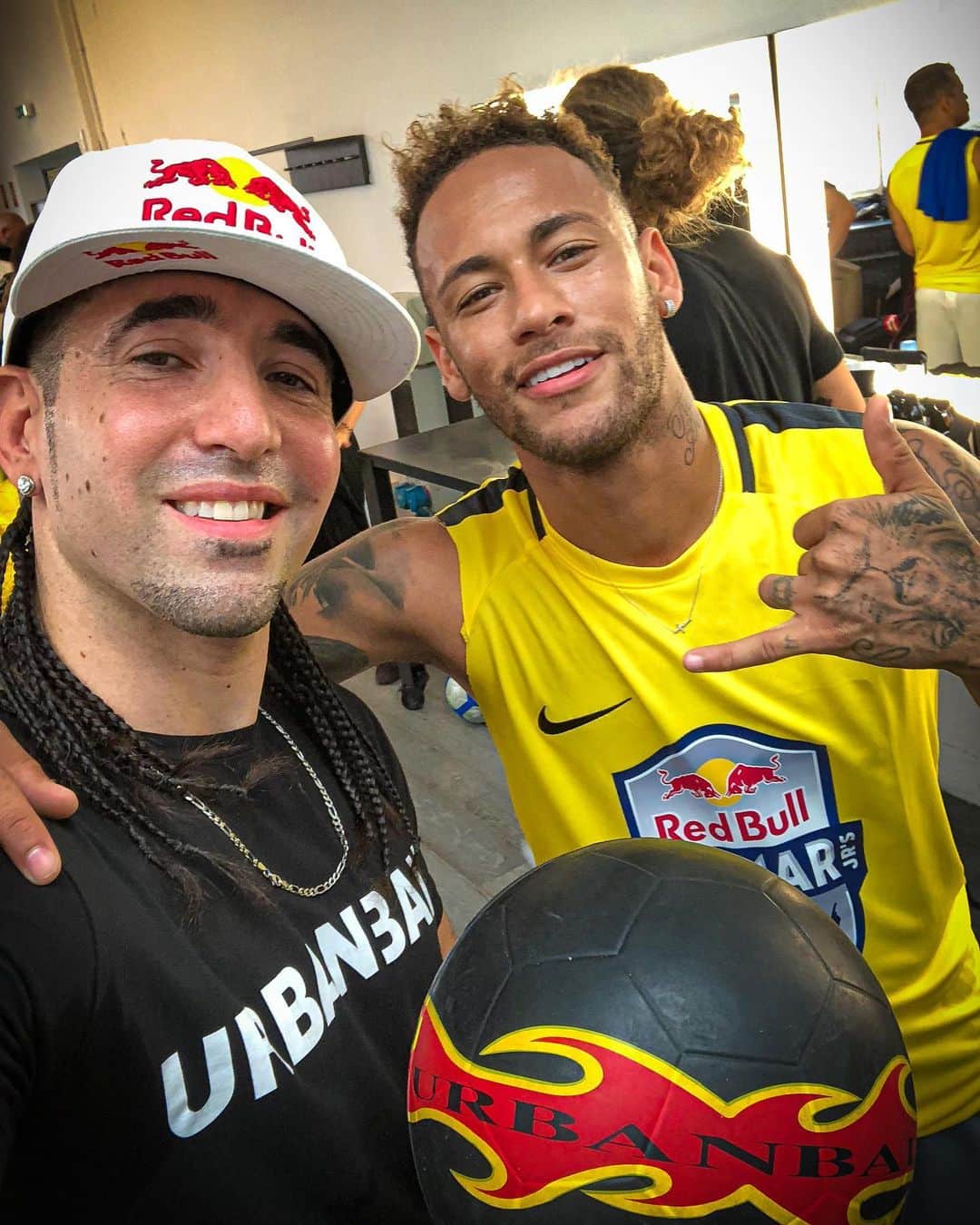 ショーン・ガルニエのインスタグラム：「@neymarjr happy birthday my bro 🎂 Skiller king ✨🇧🇷 #Neymar #Football #SeanGarnier #Freestyle #Urbanballer」