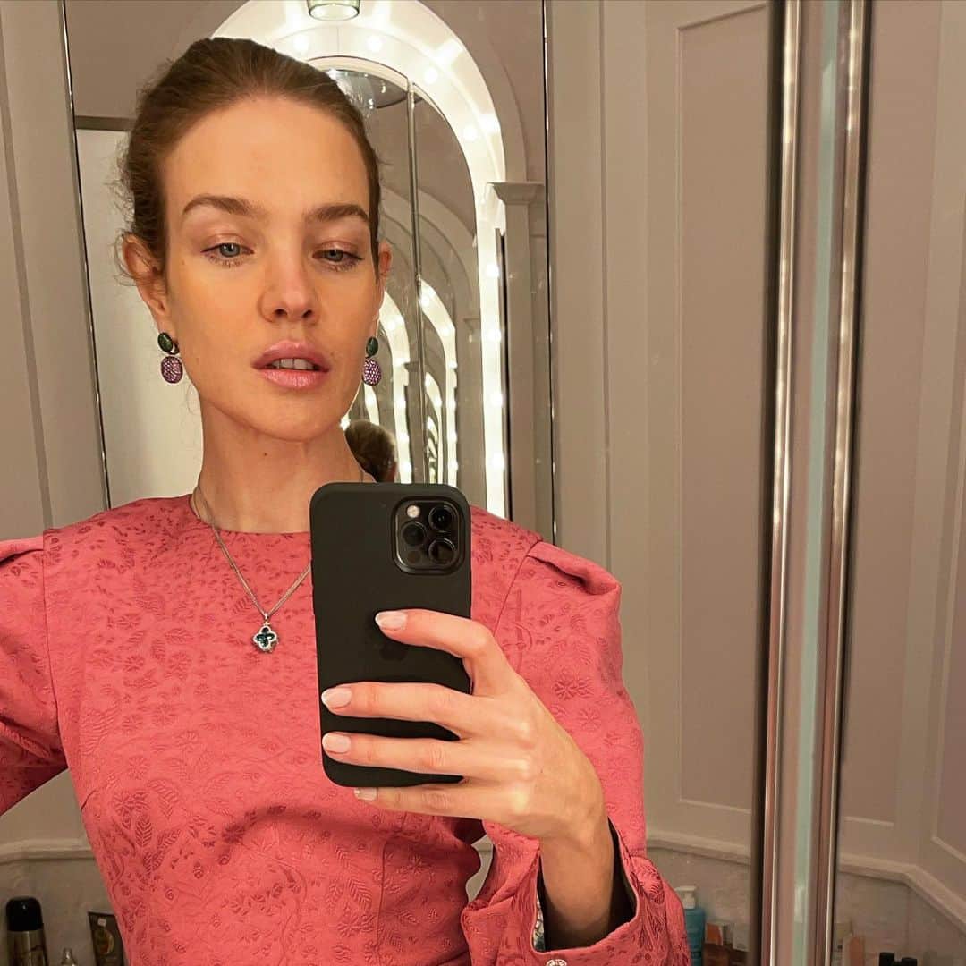ナタリア・ヴォディアノヴァのインスタグラム：「Happy coming weekend, everyone! 💓 Важные, как никогда, слова от великого поэта💋💋💋. Мы все друг другу до смерти нужны,  Хоть не всегда полезность очевидна Не так уж наши должности важны, И не всегда друг к другу мы нежны -  Бывает и досадно, и обидно… Как знать: зачем друг с другом мы живем? Что вместе держит нас, соединяет? По жизни мы идем, и день за днем Себя друг в друге лучше узнаем, И шляпу перед зеркалом снимаем… Нас манит даль непройденных дорог,  А друг в дороге – радость и подмога…  И не сочтем высокопарным слог:  НАС ВСЕХ ДРУГ К ДРУГУ ПОСЫЛАЕТ БОГ! И, слава Богу!, – нас у Бога - много!!..  АВТОР ОЛЬГА НИКИТИНА(НЕ Б.ПАСТЕРНАК!!) СПАСИБО МОИМ ЭРУДИРОВАННЫМ ПОДПИСЧИКАМ!!! 😍🙏」