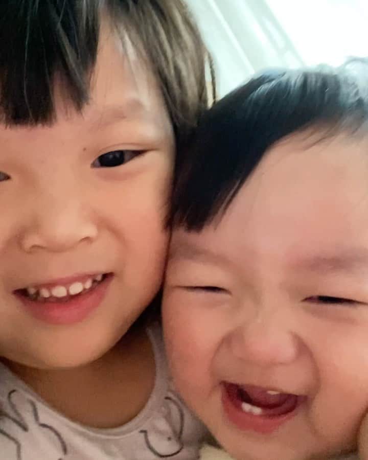 MOMOツインズのインスタグラム：「Can’t bear to delete the photos that they took on my phone because every once in a while, I find precious wefies like this ❤️ #whileleiaissleeping」
