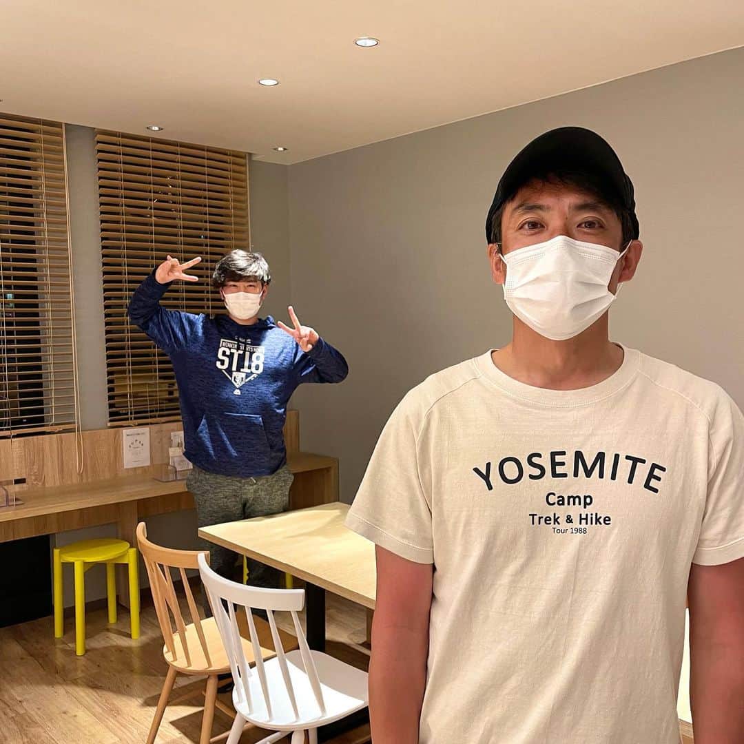 福田太郎のインスタグラム：「谷口アナとバトンタッチ✌️ ファイターズとファンの皆さんの 架け橋になるべく、精一杯がんばります🔥 ⠀ 引き継ぎ式も終わり、コメントも全部読みました！ 明日から、#インスタライブ #Twitter #standfm など あらゆるメディアで、最新情報をお届けします😁 ⠀ #プロ野球 #北海道日本ハムファイターズ #春季キャンプ #HTB #スポーツ #アナウンサー #福田太郎 #clubhouse してたらこんな時間に☺️ #フォロミー #lovefighters #イチカラ #01karat #沖縄キャンプ」