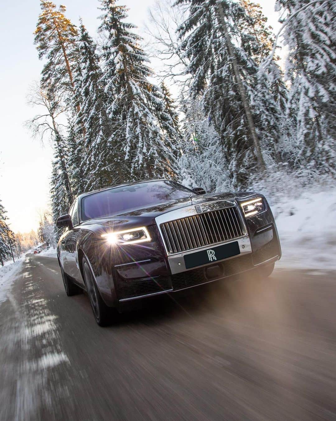 ロールス・ロイスのインスタグラム：「Precisely engineered, Ghost drives with exceptional agility and natural grace, elements notwithstanding.   Discover #RollsRoyceGhost; link in bio. — NEDC (combined): CO2 emission: 343 g/km; Fuel consumption: 18.8 mpg / 15.0 l/100km. WLTP (combined): CO2 emission: 347-358 g/km; Fuel consumption: 18 – 18.6 mpg / 15.2-15.7 l/100km.」