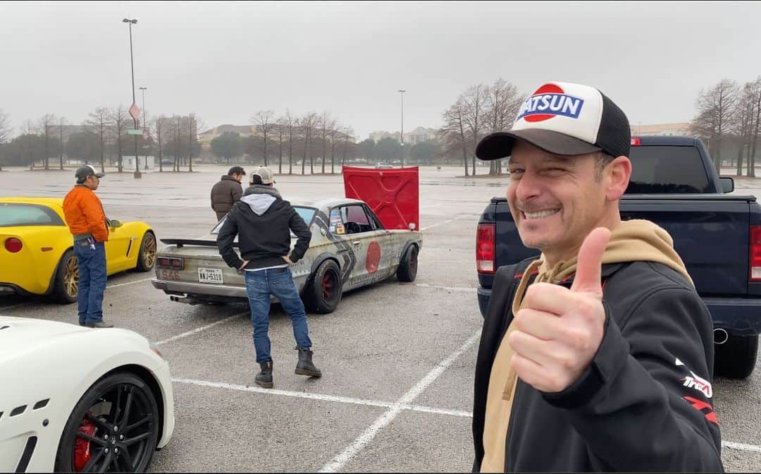 スティーブのインスタグラム：「It’s funny... I drive a Nissan skyline and all the Japanese guys I meet drive foreign cars!! I love it!! Watch my latest video to meet some Japanese people who live in Texas and love their American pick up trucks!! Link in profile!! 不思議ですね、日本車好きな俺とアメ車乗りの日本人達！最高‼️ 新作動画をチェックしてね」