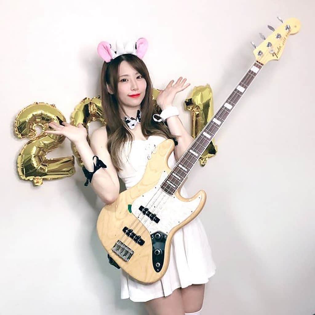 AKARIさんのインスタグラム写真 - (AKARIInstagram)「2021年は丑年なので うしさんの格好しました〜。 インスタグラムいつも見てくれてる皆さん、 今年もよろしくお願い致します🐮 . . . #dailylook #fashion #ootd #music #musician #bass #bassguitar #acdc  #bassist #japanesegirl #japan #follow #pink #koreanfashion #bassgram #groove #slapbass #basssolo #YouTube #youtuber #bass #ベース #ベース女子 #red #akaちゃんねる　#bassgirls #ベース弾いてみた」2月6日 0時00分 - akaringobass