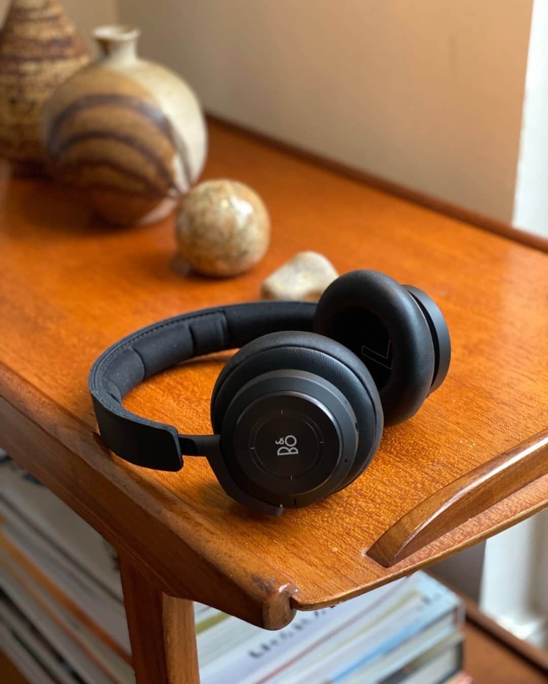 MR PORTERのインスタグラム：「@bangolufsen’s Beoplay H9 headphones are the perfect accessory for working from home. Built with noise-cancelling technology, they have comfortable leather-trimmed over-ear pads and a “transparency mode” function, which allows you to hear surrounding sounds when you need to (like when your other half has put the kettle on). The voice-assistant technology and touch controls on the ear cups mean you can skip tracks, adjust the volume and answer calls without using your phone. Handy. Head to the link in bio or tap to shop. #MRPORTERatHome   📸 @odellsstudios」
