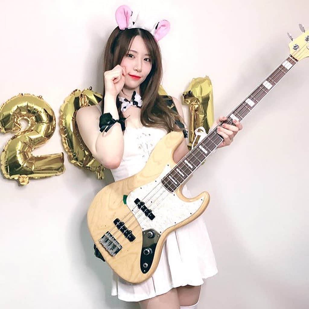 AKARIのインスタグラム：「2021年は丑年なので うしさんの格好しました〜。 インスタグラムいつも見てくれてる皆さん、 今年もよろしくお願い致します🐮 . . . #dailylook #fashion #ootd #music #musician #bass #bassguitar #acdc  #bassist #japanesegirl #japan #follow #pink #koreanfashion #bassgram #groove #slapbass #basssolo #YouTube #youtuber #bass #ベース #ベース女子 #red #akaちゃんねる　#bassgirls #ベース弾いてみた」