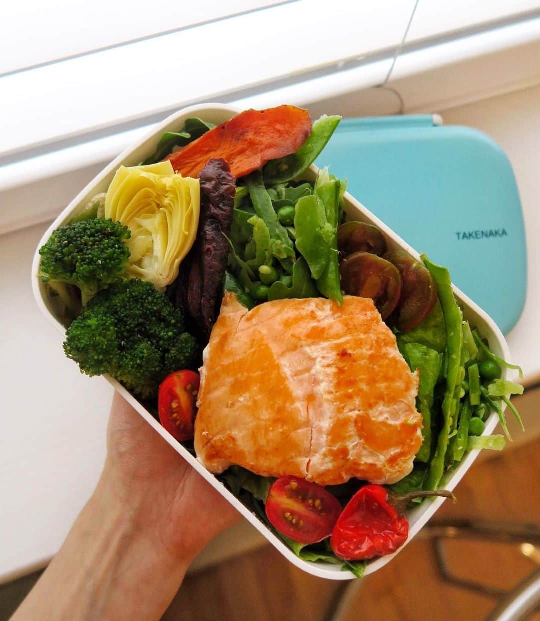 TAKENAKA BENTO BOXのインスタグラム：「"Most of you already know this by now, but I’m HUGE on making easy on-the-go meals and I love experimenting with different containers. Recently found @takenakabento and their double stacked is finally big enough to store a salad in the top deck and some snacks (I love chopped apples and carrots with pb or hummus) in the bottom 👌⁠"⁠ ⁠ Thank you for sharing your beautiful bento and the love🧡⁠ ⁠ #📸 @healthifulbytes」