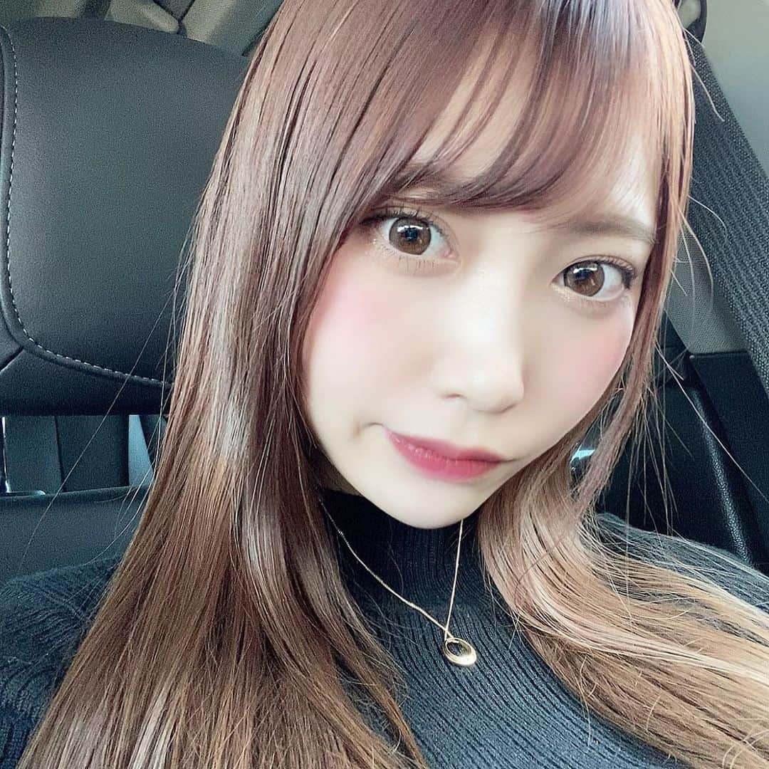 春川桃菜のインスタグラム：「今の髪色チョコレート🍫みたいでお気に入り🥰🍫💖♪ みんなに会えてなくてさみしーよ🥺 . . . #自撮り女子 #ビジョビ #ビジョビジョ #ロングヘア #チョコレート #チョコレートカラー #自撮り界隈 #サロンモデル」