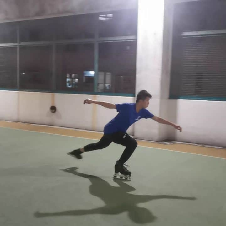 李厚賢のインスタグラム：「Inline roller Triple toe🔥 喺疫情下無得練冰，唯有搵方法自娛⛸️ 玩左Inline 5日就收倒triple，係幾有feel既，都係多得@markleunghatesyou 啟蒙，我先接觸到呢項運動 有Zamboni衫係有攻擊力加成🤣下一個目標究竟係咩呢？挑戰啲咩好？🤣 #有feel  #inline #inlineskate #inlineskating #inlineskates #rollerskating #rollerskates #hkig #tripletoe #figureskating #figureskater #edea #edeapiano #edeaskates #zamboni」