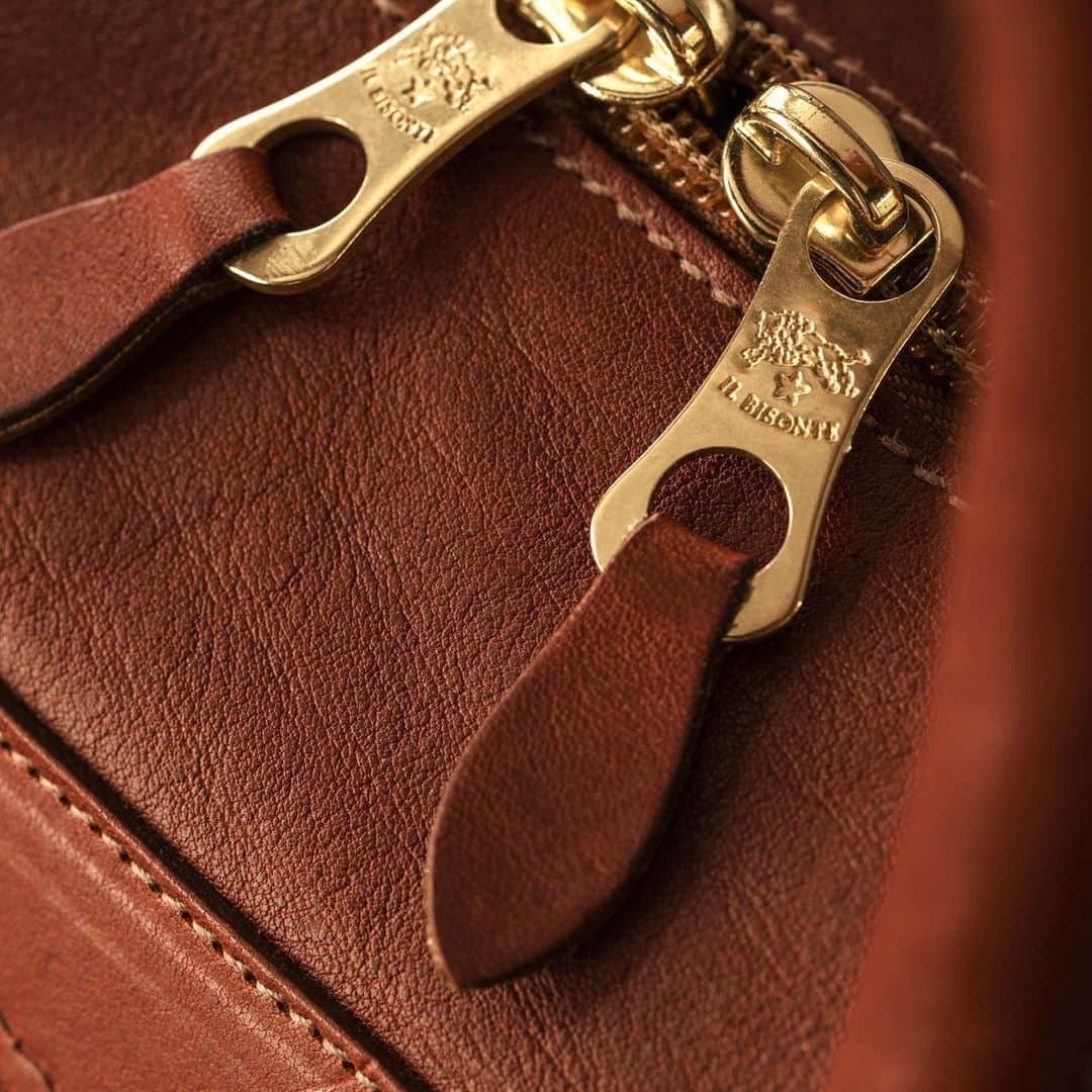 イルビゾンテのインスタグラム：「Perfection comes from the details. Available in different finishes, all the metal components of our bags and accessories are made of brass and produced by the best Tuscan artisans. #ilbisonte #madeinitaly #sustainability #travelbags」