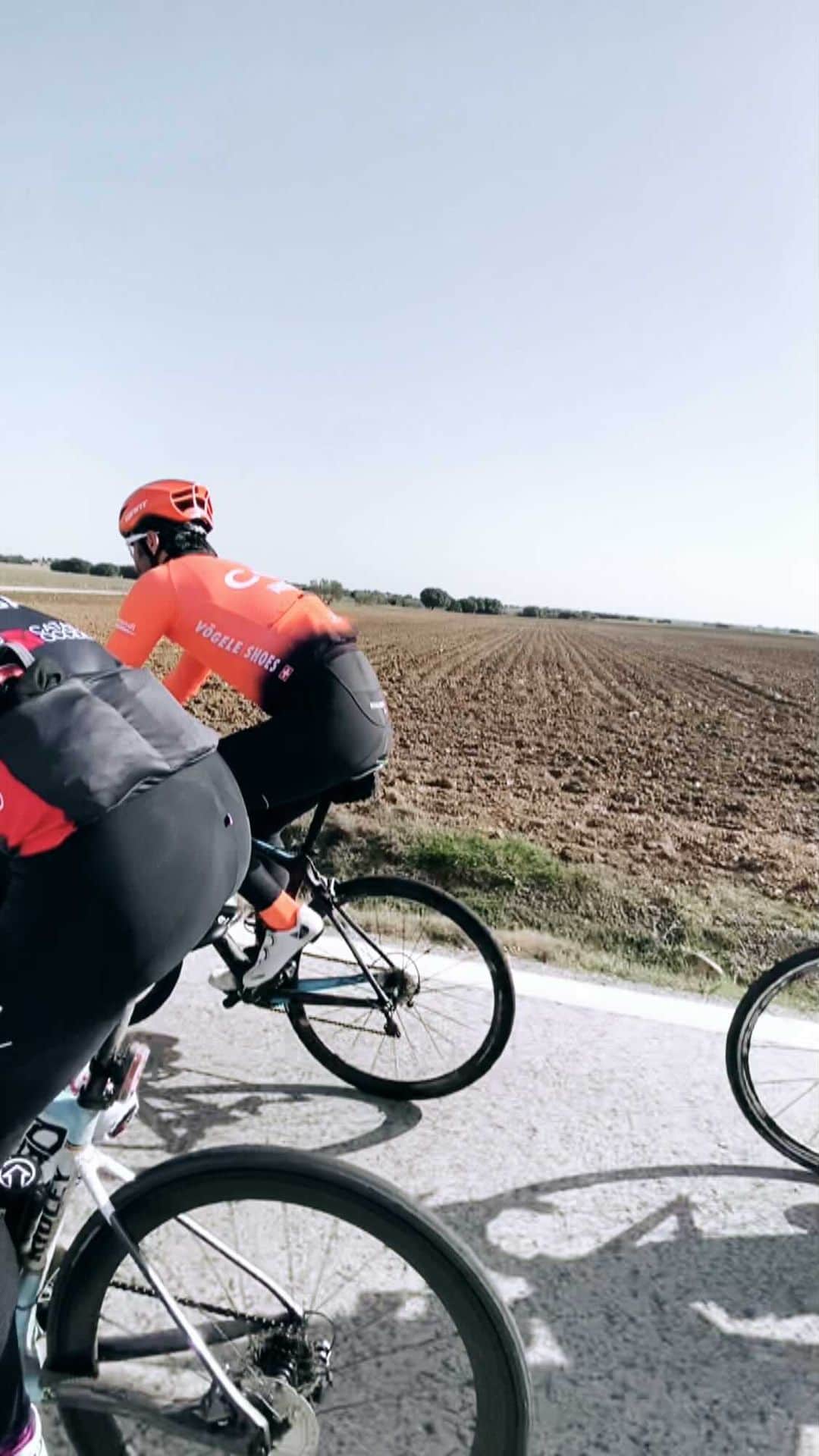 ルーカス・オルドネスのインスタグラム：「☕️🥖🍺 y mucho 🚀💪🔥Con el equipo!  @pasamontesluis  @franventoso  @donkikonen  @jositomp  @victorsanchezdelamo  🎥 @santi.arribas  @david.b.mtb  #Pablo」