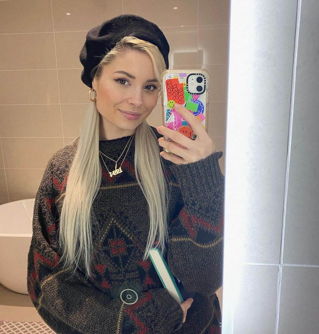ニーナ・ネスビットのインスタグラム：「jackie weaver fan club」