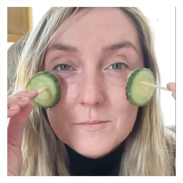 JO BAKERのインスタグラム：「E Y E .  R E T R E AT  Daily self nuturing rituals are absolutely vital!! Take a breather, take a break… and try out this nifty little trick.  This homemade sanity soother couldn’t be simpler. All you need is an ice cube tray, 2 x coffee stirrers, Weleda’s Awakening Oil, filtered water and 3 x thick cucumber slices! Head over to my Stories and last hi-light  to see how easy they are to make !! TIP- add to your bath time routine… massage these radiance boosting popsicles in circular motion around orbital area. A cooling  treat that helps your eyes feel calm and look refreshed! (dont forget to put them in a cup of ice so they last in the bath) #jobakermakeupartist #weledaskin #weledapartner」