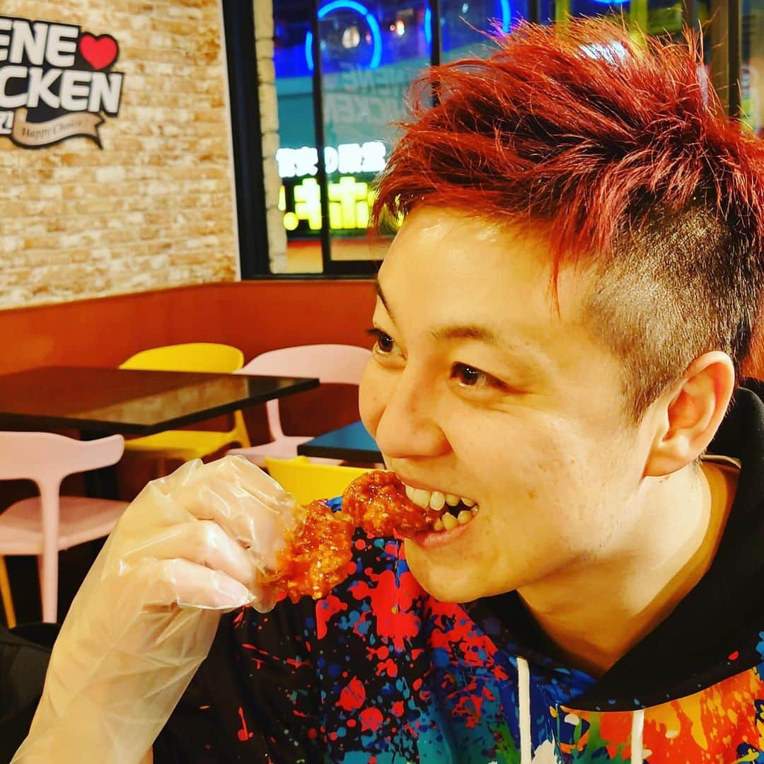 たつをのインスタグラム：「NENE CHICKEN ・ 話題の「チメク」堪能してきました！ ・ 第4次韓流ブームにしっかり乗ってます！ みなさんもぜひ！ ・ #nenechicken  #くれおーる  #チメク  #韓流  #道頓堀 #ニューオープン  ・ ■「NENE CHICKEN道頓堀店」店舗概要 住　　所 : 大阪市中央区道頓堀1-6-4 2階 電話番号 : 06-6212-9195 営業時間 : 11時～23時 客単価　 : 昼1,500円、夜2,000円～2,500円 席　　数 : 60席 定休日　 : 無休」