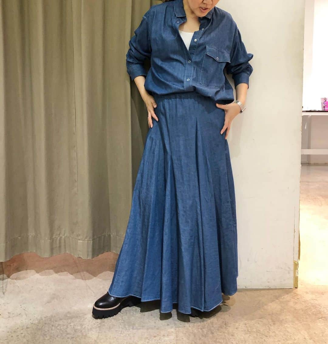 GATHER yamatoのインスタグラム：「とにかく いい女見えな ダンガリーのセットアップ。 これに関しては コメント要りませんよね笑 ________________________  ・デニムシャツ ￥18,700 ・デニムスカート ￥19800  全て税込です。  上下とも #munich  #大人がかっこよく映える服  #アラフォーコーデ  #アラフィーコーデ #久々登場 #どこにいたかはお分かりですよね💛」