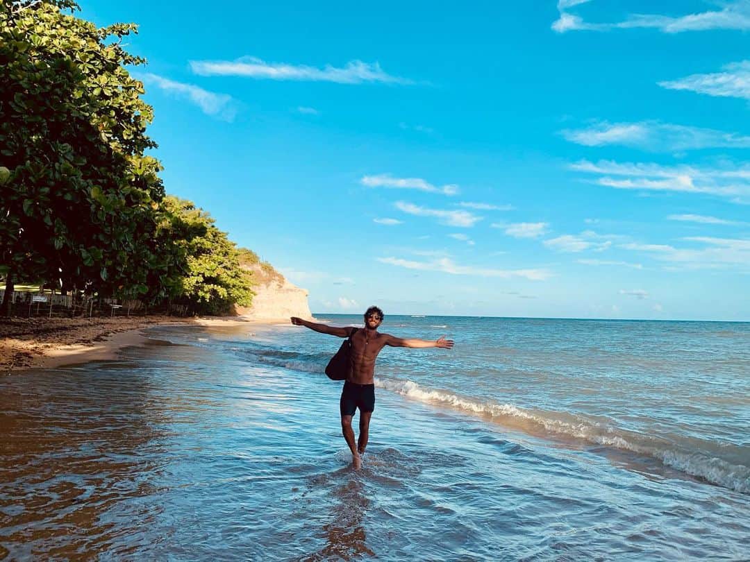 マーロン・テシェイラのインスタグラム：「—- “Mirror, mirror mine. Who in this land loves you more than I.” 🐚💙💦 #MirrorBeach ❤️🇧🇷 #SmilesForFree —- “Espelho, espelho meu, quem te ama mais que eu!?!” 🐚💙💦 #SorrindoAToa —- 🎩...Peace&Light...♻️ —- #PraiaDoEspelho #Bahia #HoLugar #GoodVibesOnly」