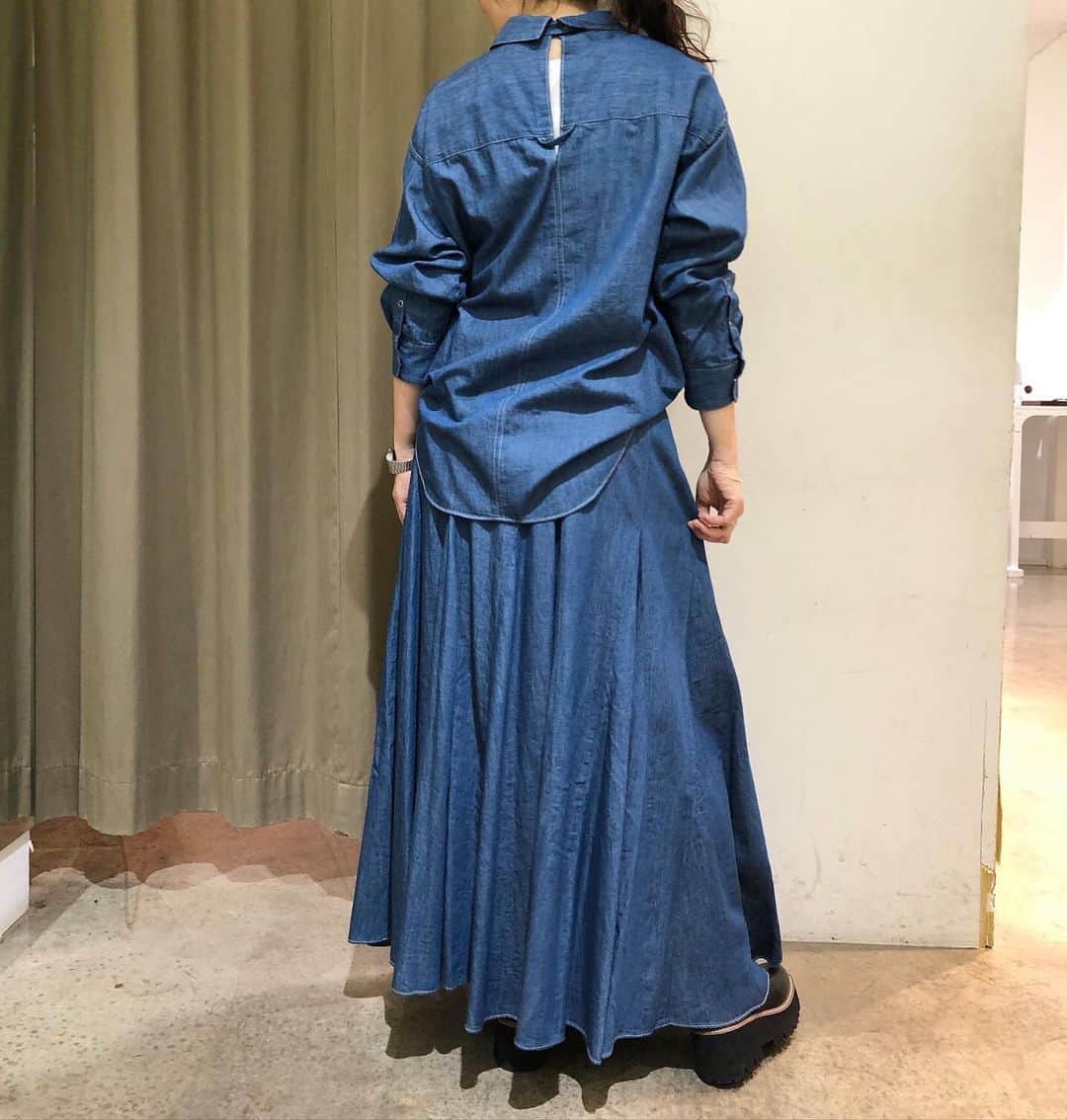 GATHER yamatoのインスタグラム：「後ろ姿も。  ・デニムシャツ ￥18,700 ・デニムスカート ￥19800  全て#munich  税込です。 #大人がかっこよく映える服  #アラフィーコーデ #アラフォーコーデ」