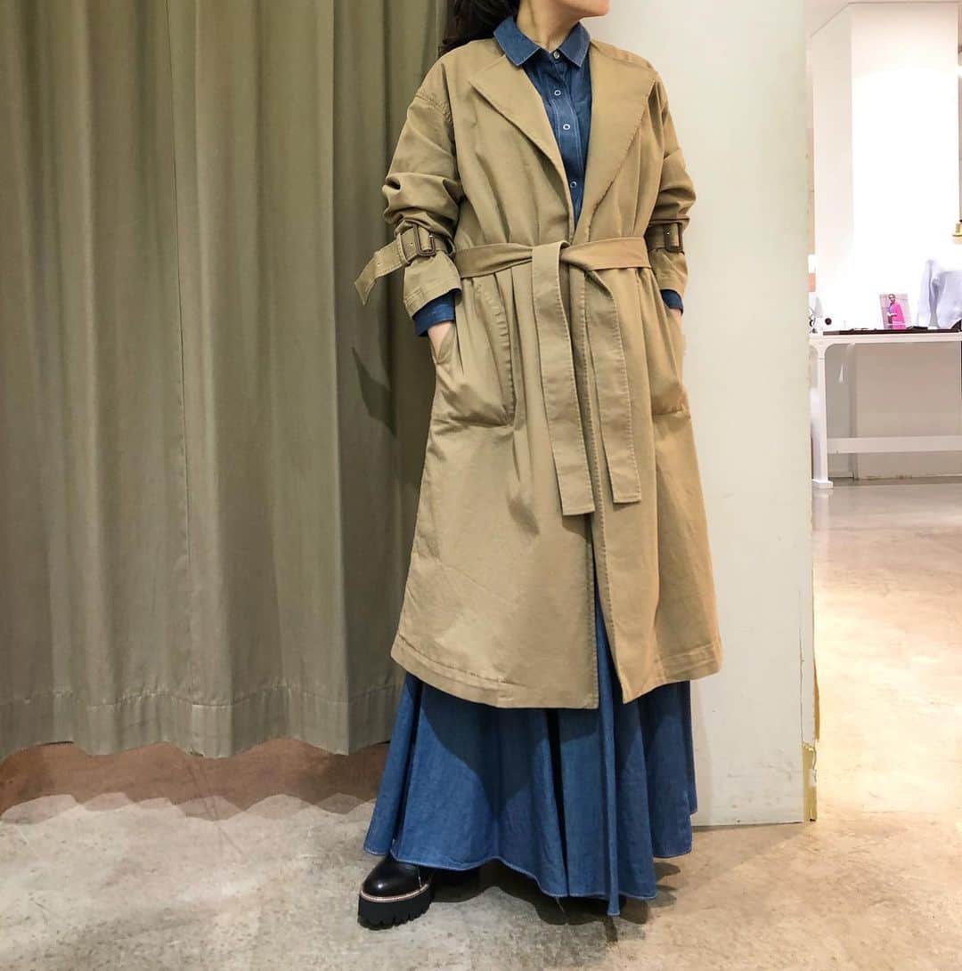 GATHER yamatoのインスタグラム：「コートを羽織ってみた。 うん、コメントは必要なし。  ・デニムシャツ ￥18,700 ・デニムスカート ￥19800  全て#munich  税込です。  #大人がかっこよく映える服  #アラフォーコーデ　 #アラフォーコーデ」