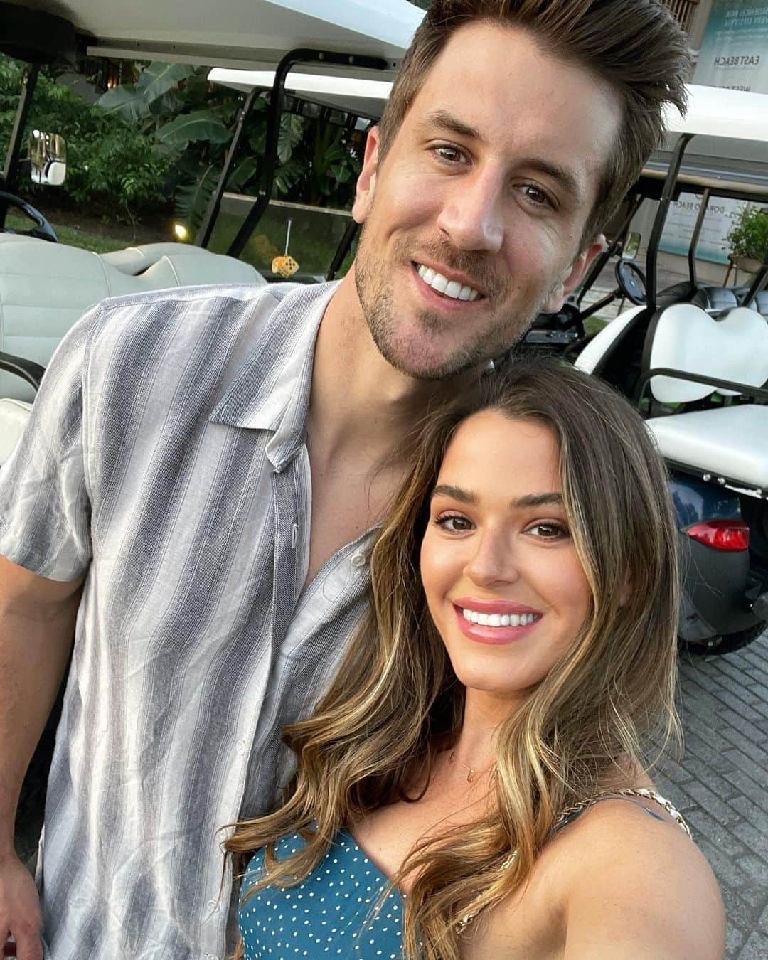 ジョジョ・フレッチャーのインスタグラム：「Back to carting around the island with this one. 🤗🌴 Our 🏡 renovation starts NEXT WEEK! Eeeee 🥳」