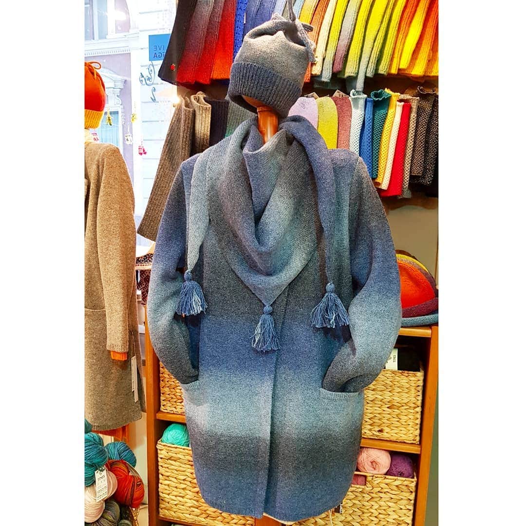 ティネスのインスタグラム：「ＳＡＬＥ！ We have prepared very warm & cosy sets for you. Triangle shape scarf with matching hat. All knitted from 100% wool.  Shop directly via link in bio 🔝  WWW.TINES.LV WORLDWIDE SHIPPING」