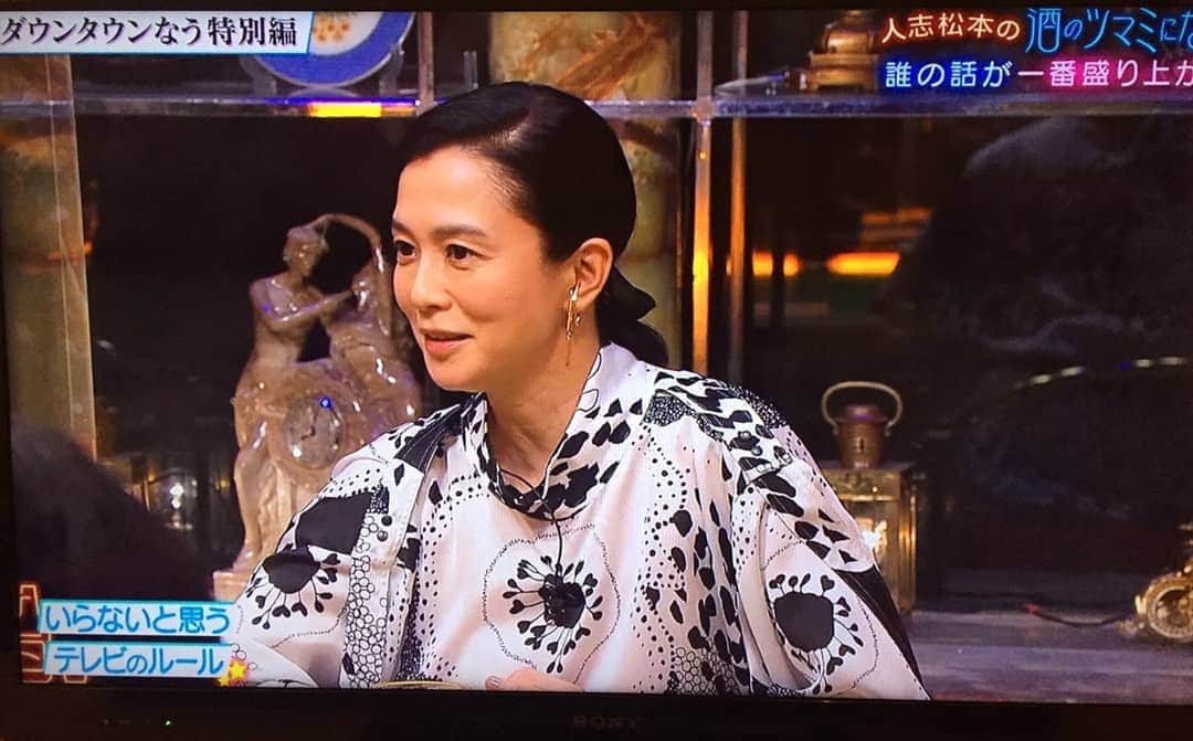 ニアーのインスタグラム：「坂井真紀さんに着用いただきました。 #ラージパターン柄スタンドカラーブラウス #nearnippon #坂井真紀」