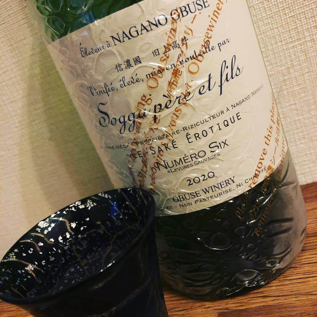 ミズノマリさんのインスタグラム写真 - (ミズノマリInstagram)「小布施ワイナリーが造る日本酒🍶 6号酵母を使った 「ヌメロシス　ル　サケ　エロティック」 限定少量生産だとか、 購入本数も限られていたとか、 レアみたいなのこと言ってたので、 今夜は飲むつもりじゃなかったけど、 冷蔵庫にこれが残ってるのを発見し、 夫の居ぬ間にちょっと一杯こっそりもらう…  #小布施ワイナリー #小布施ワイナリーの日本酒 #ヌメロシス #ヌメロシスサケエロティック」2月6日 0時24分 - mari_mizuno