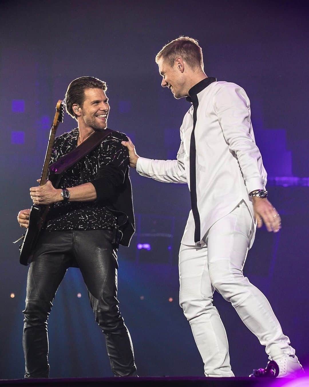 Armin Van Buurenのインスタグラム：「40 is the new 30! 😉 Happy birthday lil bro ❤️」