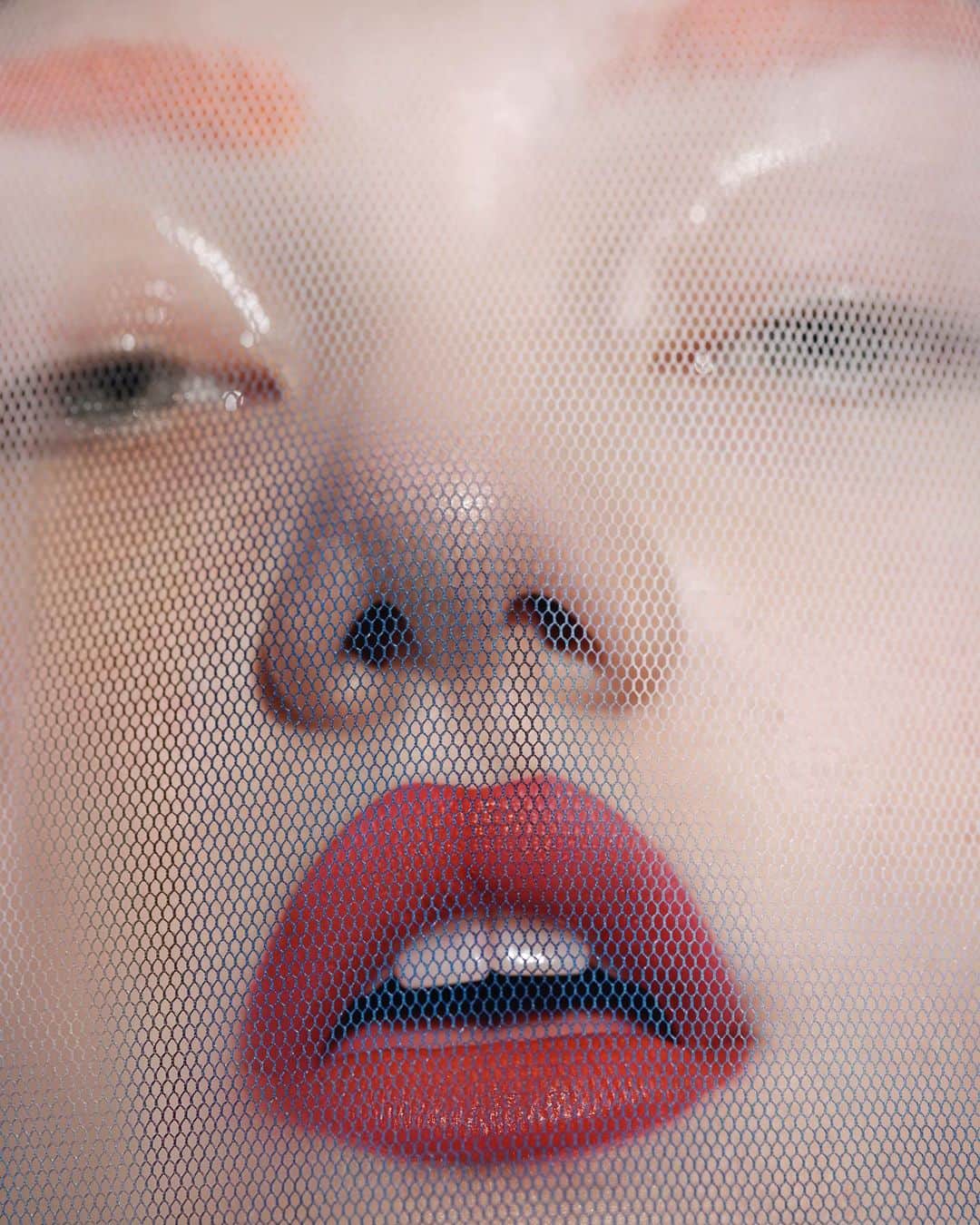 ValGarlandのインスタグラム：「#MakeUpSoBold  Fabulous @fallon_havanna wearing @lorealparis Rouge Signature Matte Liquid Colour Lipstick in I Am Worth It for @elleuk March 2021  Photography @stefgalea  Stylist @joannaschlenzka  Make Up @thevalgarland @lorealparis  Hair @pauljoneshair  Nails @amistreets   #StephanieGalea #ValGarland #ElleUK」