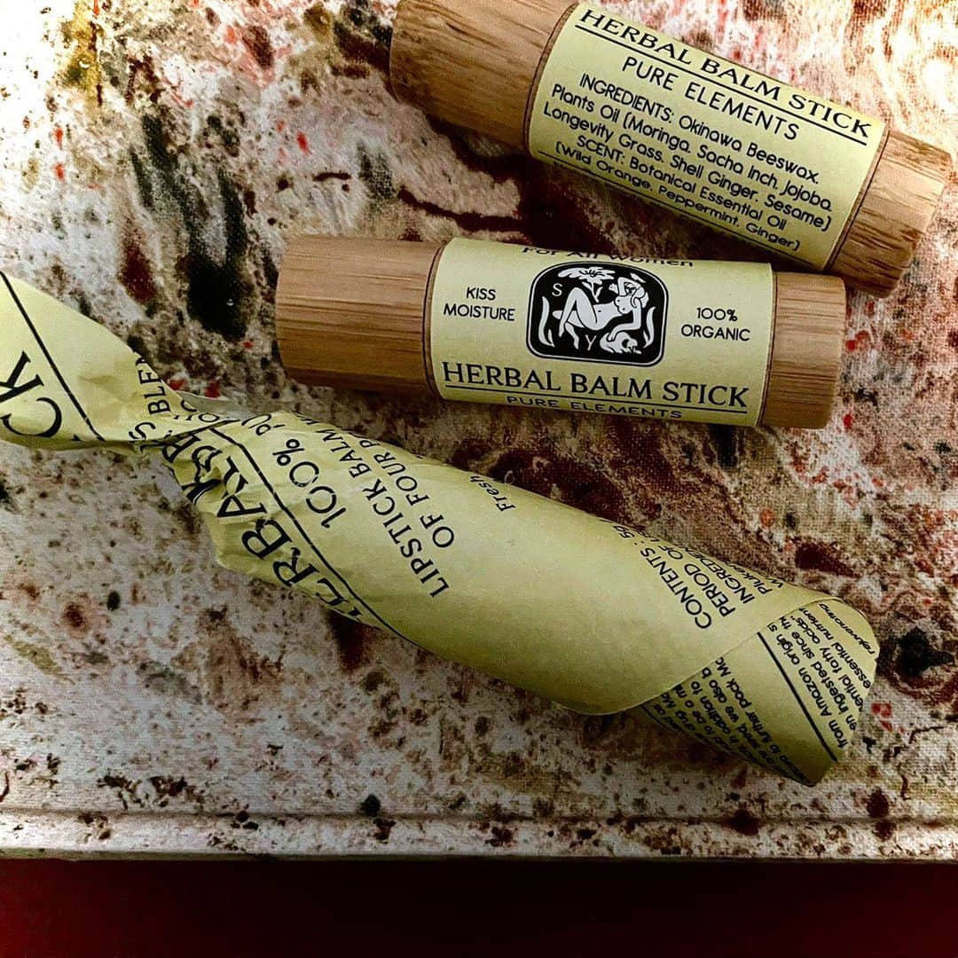 風間ゆみえのインスタグラム：「SALON_Y / HERBAL LIP BARM STICK ハーバルリップバームスティック 【受注生産商品】  沢山のリクエストをいただき 第二弾はメンバー以外の皆さまにもオーダーいただけます👌😊✨✨✨ のでぜひこの機会に✨  HARBAL LIP BALM STICK organic 100% PURE ELEMENTS Made in Japan with LOVE 5g 0.2 OZ  4種のパワフルな植物オイルを贅沢にブレンドしたリップスティックバーム。 緑薫るフレッシュオイルと沖縄産天然蜜蓋ミツロウで、乾燥しがちな唇をハリめく潤いに導きます。まるで食べたくなってしまうような生リップは受注後に生産し、フレッシュな状態でお届けします。 リップバームとしてはもちろん、マルチバームとして乾燥しがちな指先や髪、目まわりにもお使いいただけます。  【受注期間】 　～2021年2月中旬(予定) 　※受注が限定数量に達しましたら受注を終了させていただきます。   【お届け予定】 　2020年2月下旬-3月上旬  【配送】 　レターパックプラス(全国一律520円)  【ご注意】 ・受注生産のため、オーダー後のキャンセル・ご返金はお受け致しかねます。 ・リップ以外の商品との同時購入はお受け致しかねます。 ・予定数量に達した場合は予約を早めに終了する場合がございます。 ・写真と実物に若干の色の差がある場合がございます。 ・お肌に合わない場合はご使用をお控えください。 ・工場より直送となりますので3万円以上お買い上げの場合も、送料無料の対象外とさせていただきます。  ーーーーーーーーーーーーーーーーーーー　 【サイズ】長さ7.5×直径2cm 【内容量】5g 【全成分表示】 ブルケネチアボルビリス種子油、ミツロウ、ホホバ油、ワサビノキ種子油、胡麻油、月桃エキス、ボタンボウフエキス、シア脂、オレンジ果皮油、セイヨウハッカ油、ショウガ根油、チャ葉  https://littleshop-yk.com/?pid=157234541」