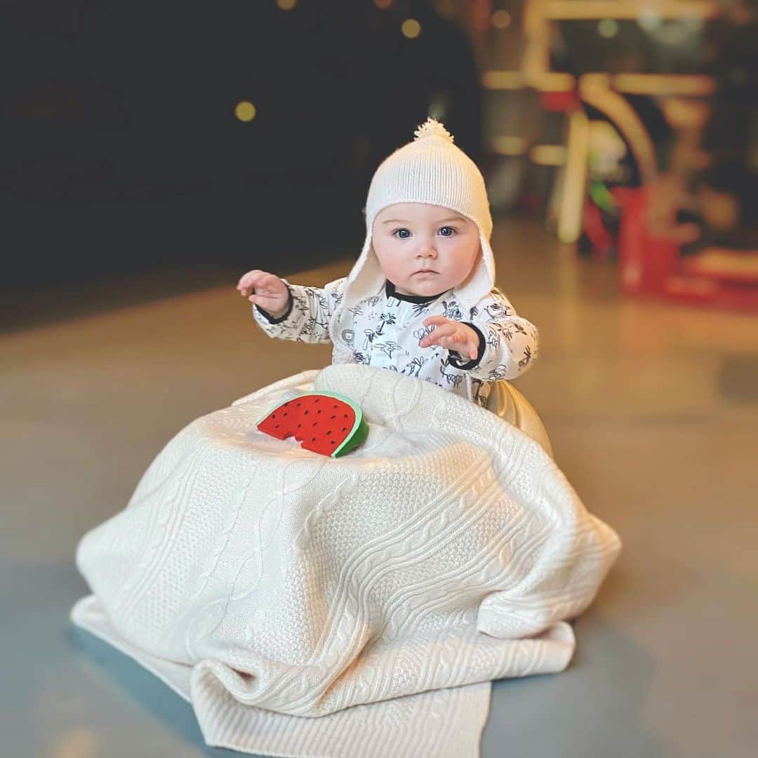 ヒラリー・ローダのインスタグラム：「Very busy conducting an imaginary baby orchestra」