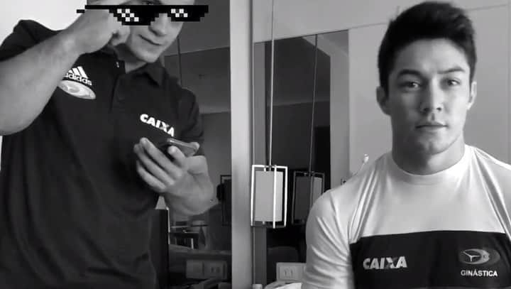 アルトゥール・オヤカワ・マリアノのインスタグラム：「Fala, torcedores!  Hoje a minha indicação de vídeo para vocês assistirem no #CanalDoNonô é a entrevista com  o Ginasta Generalista da Seleção Brasileira: Caio Souza ( @caio_souza ). Ele que começou super cedo na modalidade e que já dividiu inúmeras histórias na modalidade!  Somos SUUUUUPER amigos, então foi muito divertida a gravação (deu pra perceber), né? Além disso, contamos a trajetória do Caio, perrengues, histórias de bastidores e muitos mais.  Também estou aceitando sugestões de quem vocês querem assistir por aqui.   O link está na bio e nos stories! :) • • • Produção do Canal do YouTube: @otd_oficial」