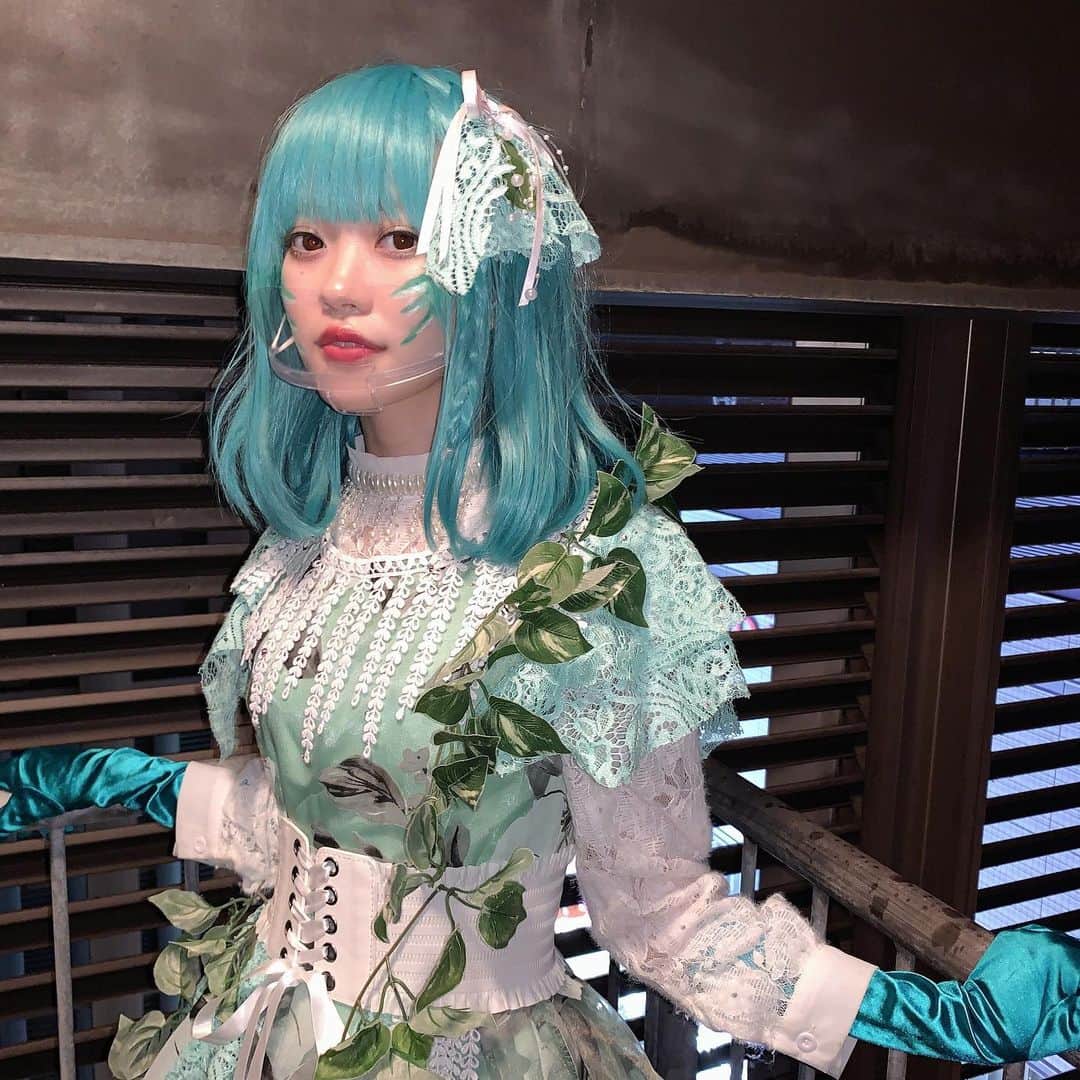 高辻麗さんのインスタグラム写真 - (高辻麗Instagram)「勇者セイヤンの物語〜ノストラダム男の大予言〜﻿ ﻿ ﻿ 気づいたら、千秋楽から一週間以上経ってました。﻿ ﻿ ﻿ 芝居中に膝にできた痣が、今ではもうかなり薄くなっていて。時間の流れを感じます。﻿ ﻿ ﻿ 終わってからは、初めての経験である舞台ロス、そう、セイヤンロスに見舞われていました。。。。！﻿ ﻿ ﻿ YouTubeのOP映像、定点カメラのアーカイブ、皆で撮った写真とかを見返したり、(仮)と(真)を事務所のでっかいテレビを借りて上映会したり、MEMORY(予言の主題歌)、your voice(仮の主題歌)、star(仮と真のエンディング)を延々リピート再生したり、派生して乙女エトワールさんの曲も聴いたり。(早口)﻿ ﻿ ﻿ ひたすら余韻に浸る。﻿ ﻿ ﻿ で、気づいたらもうアーカイブ配信の日ですと！？﻿ ﻿ ﻿ ひ、浸ってる場合じゃないっ﻿ ﻿ と思って、ブログを書きはじめる。﻿ でも、ブログは反映まで時間がかかるので、恐らくインスタに先に載せることになりますね。﻿ ﻿ ﻿ まずは、会場に見に来てくれた皆様。﻿ このご時世の中。﻿ そしてべらぼうに寒い日や雨の日、風の日もありました。思い返すと、劇場への行き帰りずっと凍えてたから、お客さんも相当寒いなか来てくれたんだと思います。﻿ 声は出せなくても、笑い声や拍手で生の反応が返ってくることがこんなに楽しいとは思ってなかったです。﻿ 本当にありがとうございます。﻿ ﻿ ﻿ そして、配信で見てくださった方。﻿ たくさんの方にいろんな場所から楽しんでいただけて。﻿ 海外の方も。SNSを使ってありったけの言葉で感想を下さって、思わず文面をスクショしまくりました。﻿ 画面の向こうまで届け！という思いだったから、本当に届いていたんだなって嬉しくなりました。﻿ 本当にありがとうございます。Thank you！﻿ ﻿ ﻿ でも、悲しいことに大阪公演は中止。﻿ 楽しみにしていたけど見れなくなってしまった方、出られなくなってしまったキャストさんを思うと心が苦しくて。﻿ ナナニジからも、8月公演の際は愛奈も一緒に出演する予定でした。﻿ 悔しかった。﻿ たくさんの気持ちを背負っての公演。﻿ さらにこれが中止になれば、おとな小学生さんにかかる負担はかなりのものになる。﻿ きっとわたしの目に入る何倍もの数の人がこの作品のことを想っていて、届けるために必死に努力してきた。﻿ ﻿ ﻿ わたし自身、コロナウイルスが与える影響に危機感をここまで身近に感じたのは初めてでした。﻿ ﻿ ﻿ 公演が中止になったら、次はもう無いかもしれない。実際にコロナの影響で無くなってしまった団体、箱、表現者はたくさんいる。﻿ ﻿ 演劇は不要不急じゃない﻿ でも、不要不急なのか、それを決めるのは演者ではなく、お客様。﻿ 光大さんがカーテンコールで仰っていたこと。﻿ ﻿ わたしは今回演者として立った身です。が！既におと小さんの作品のファンなんです。﻿ 本数としては決して多くはないけど、見させて頂いた作品に毎回感動して、また次の作品も見たいと思った。﻿ ﻿ 1ファンとしてもっと多くの人に布教したいし、オタクとして、自分の好きなものはもっともっと評価されて欲しい。無くなって欲しくない。﻿ ﻿ ﻿ わたしのことを好きでいてくれる人が、わたしの好きなものに少しでも興味を持って、共感、共有してくれたら嬉しいです。！﻿ ﻿ ﻿ 勇者セイヤンのアーカイブ配信は本日の13時〜と、18時〜！﻿ ﻿ 定点カメラではなく、スイッチングされていて細かいところまでしっかりと見えます！﻿ ﻿ 配信リンクはストーリーにて！﻿ ﻿ ﻿ ﻿ それにしても思い出すのは暖かい記憶ばかり。本当に本当に楽しかったなぁ。。﻿ ﻿ ﻿ 本来は去年8月の公演予定だったセイヤン。稽古自体は去年の夏に数日あったのですが、公演前の稽古は約1週間ほど。﻿ ﻿ ﻿ 本番も含めると、このメンバーで居られたのは実質2週間くらいしか期間がなかったんですよ。﻿ み、短い。。！﻿ ﻿ ﻿ ﻿ それでも、そんなに短い期間なのに座組のあたたかさがすごくて。こんなに優しい人しか居ないこと、あるんでしょうか。﻿ たくさん助けてもらいました。﻿ ﻿ ﻿ 世界中の誰もが笑顔になれる世界を作りたい！﻿ そんなメッセージを届ける作品の演者が、笑顔で溢れていました。﻿  ﻿ ﻿ ﻿ 舞台を通して、沢山の愛を感じました。﻿ ファンの方。座組の皆さん。スタッフさん。﻿ ﻿ ﻿ そしてメンバー。﻿ こんなに見に来てくれるって正直思ってなかった。大切な仲間に初舞台を見届けてもらえて嬉しかった。﻿ 極めつけは、千秋楽後の光大さんの生配信を何故か萌ちゃんが見てて、「れったんが褒められてて嬉しかったな〜」って伝えてくれたんですよ。﻿ なんで見てるの！？って面白くなっちゃった、﻿ こんなに愛のあるグループ無いわよ。﻿ ﻿ ﻿ ﻿ 初舞台がきらめきでいっぱいの、最高の思い出になりました。本当にありがとうございました！」2月6日 0時39分 - urara_tantan