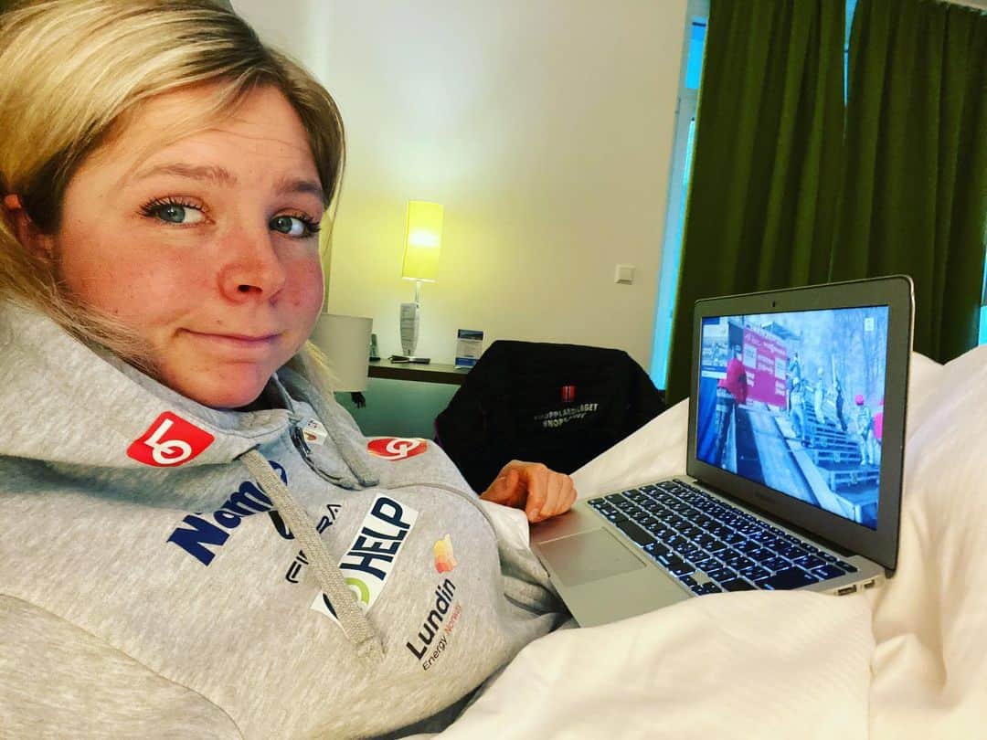 マーレン・ルンビのインスタグラム：「Sånn ble dagen idag, hopprenn fra hotellrommet. Neste gang setter jeg @totentransport til å ha kontroll på skiene mine slik at dem kommer frem i tide😊👍🏻 Veldig klar for helgens hopprenn som du forøvrig kan se på @tv2norge lørdag og søndag.」