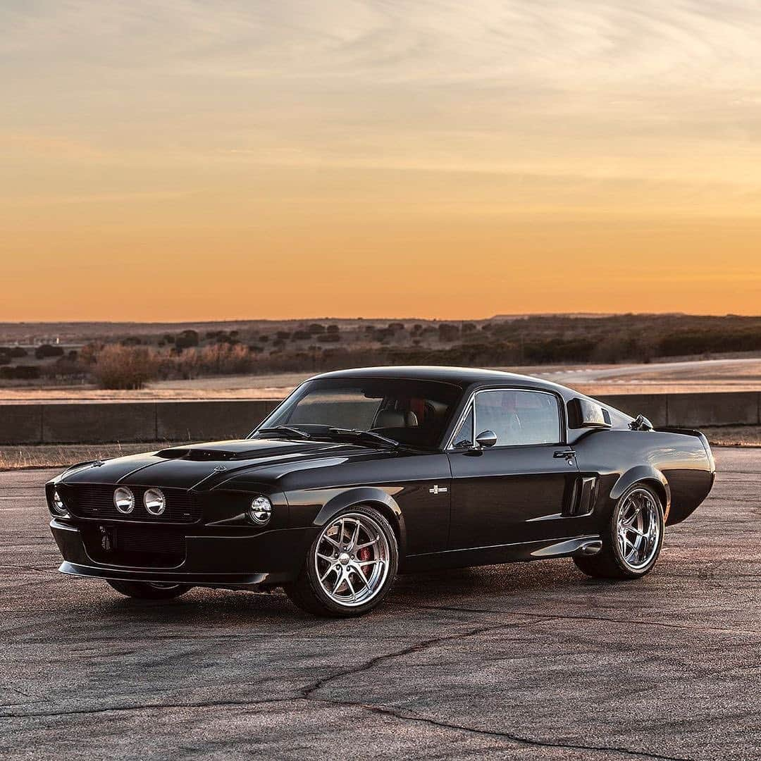 CARLiFESTYLEさんのインスタグラム写真 - (CARLiFESTYLEInstagram)「BEEFY Shelby GT500CR with carbon fiber body and supercharged V8 🥵 ( Can you guess the HP? ) Photo by @drewphillipsphoto • @classicrecreations #carlifestyle #shelby #gt500cr #gt500 #shelbygt500」2月6日 0時45分 - carlifestyle