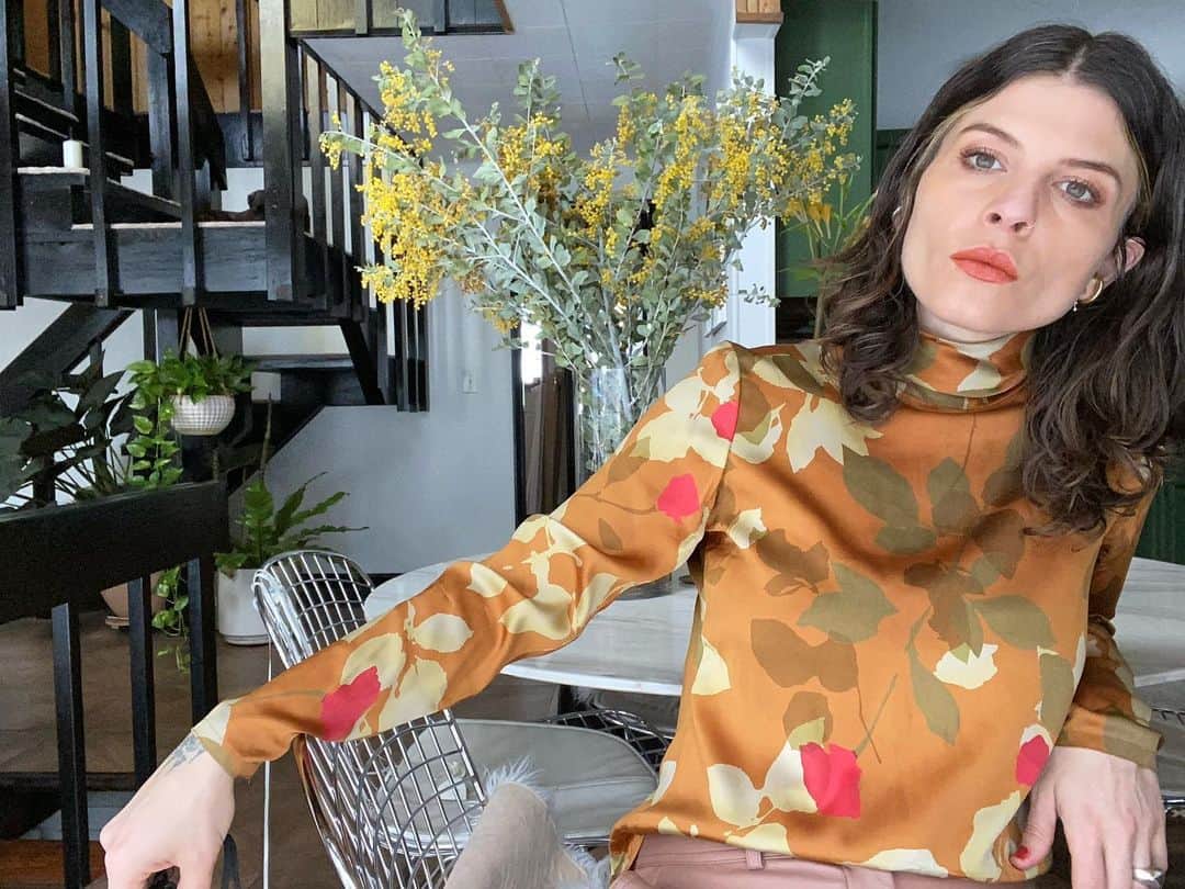 glorianotoのインスタグラム：「Building a home- the kind that’s made of wood and cement as well as spirit and soul - moving into the new. Never the normal.  Craving spring. 🌱」