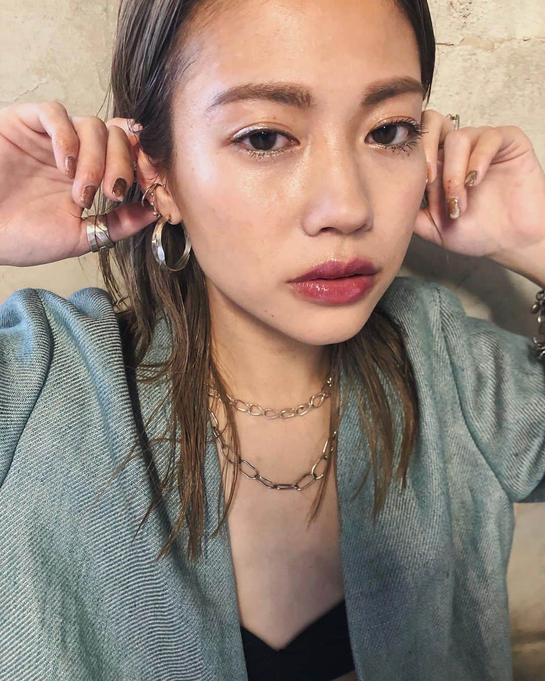 sakincho1028のインスタグラム：「ちょうど一年前の撮影のときの。 お肌を綺麗に見せてくれる馴染むようなメイクも好きだけど どきって印象付けるように普段選ばない色を使ってみたりする そんなメイクもすきだな〜🌱🌱🌱 #メイク#撮影#ヘアメイク」