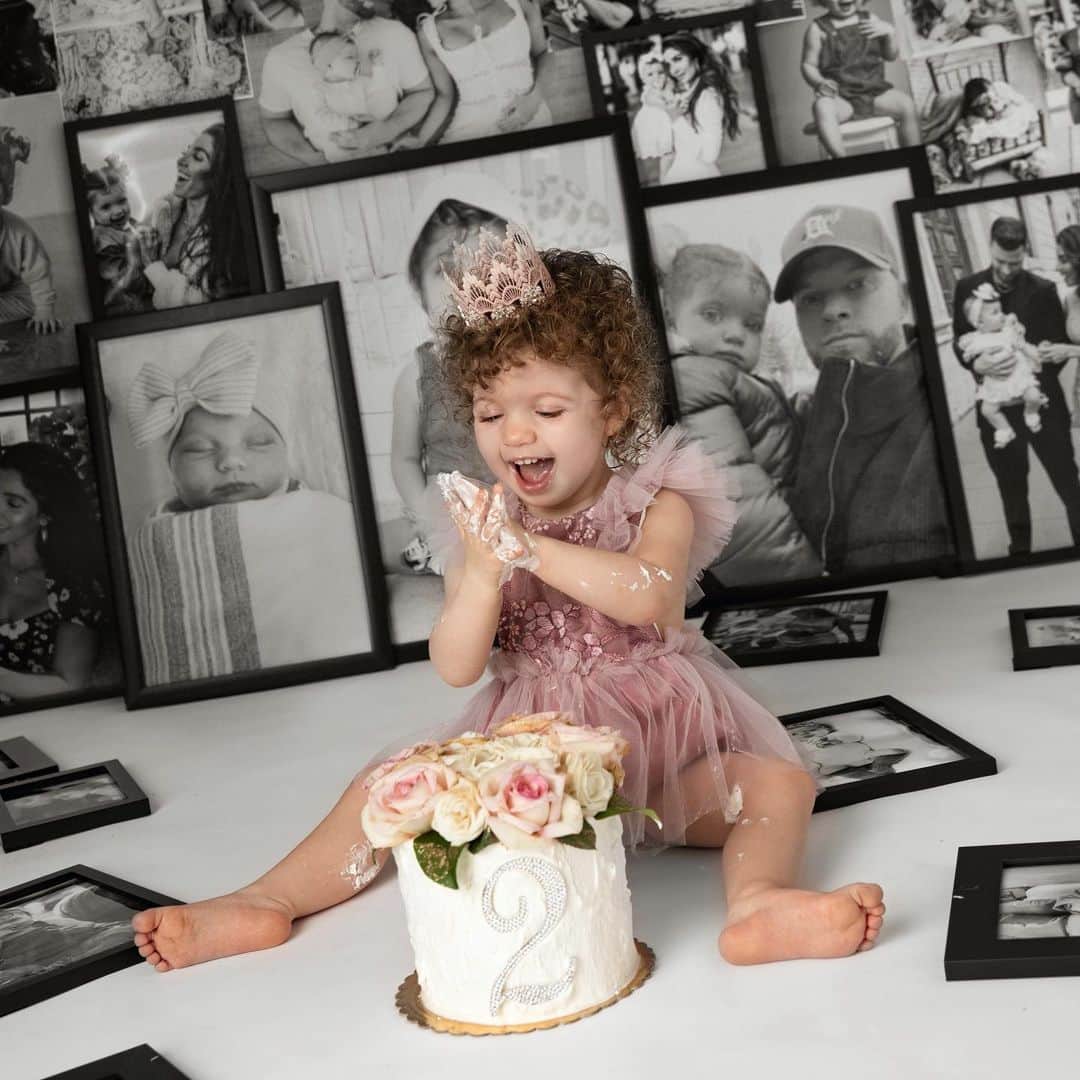 メリッサ・モリナロのインスタグラム：「I didn't think she would smash her cake this year...I was wrong lol @patty.othon thank you @crumbles__patisserie for the beautiful cake!」