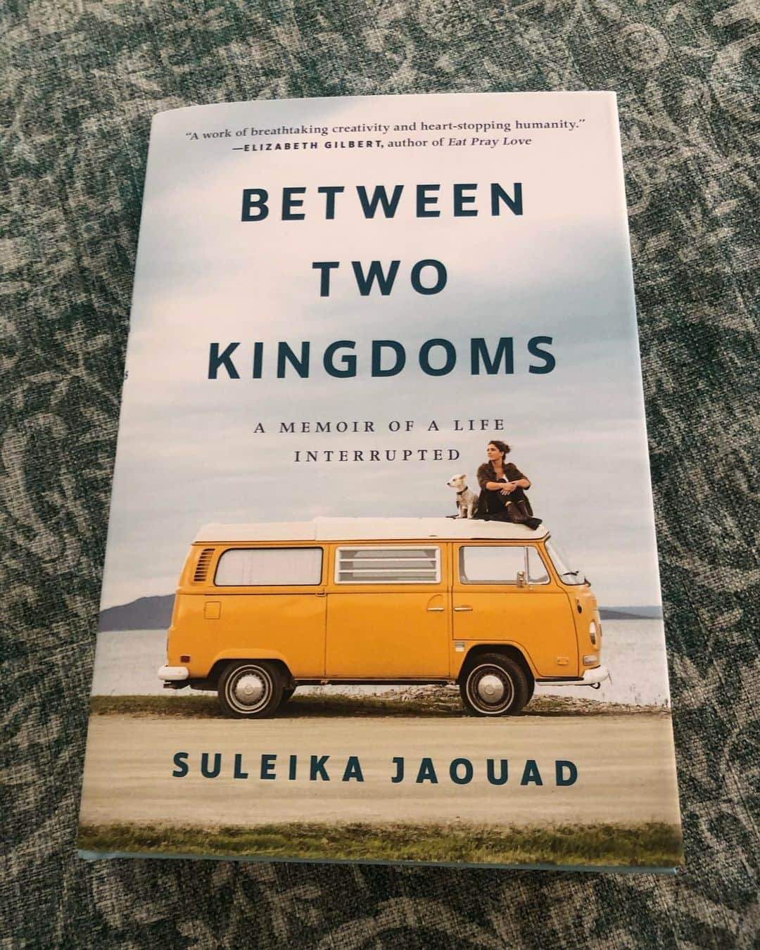 ケイティ・ホームズさんのインスタグラム写真 - (ケイティ・ホームズInstagram)「I love this so much! Thank u  @suleikajaouad !!!!!!! #mustread 💕」2月6日 0時51分 - katieholmes