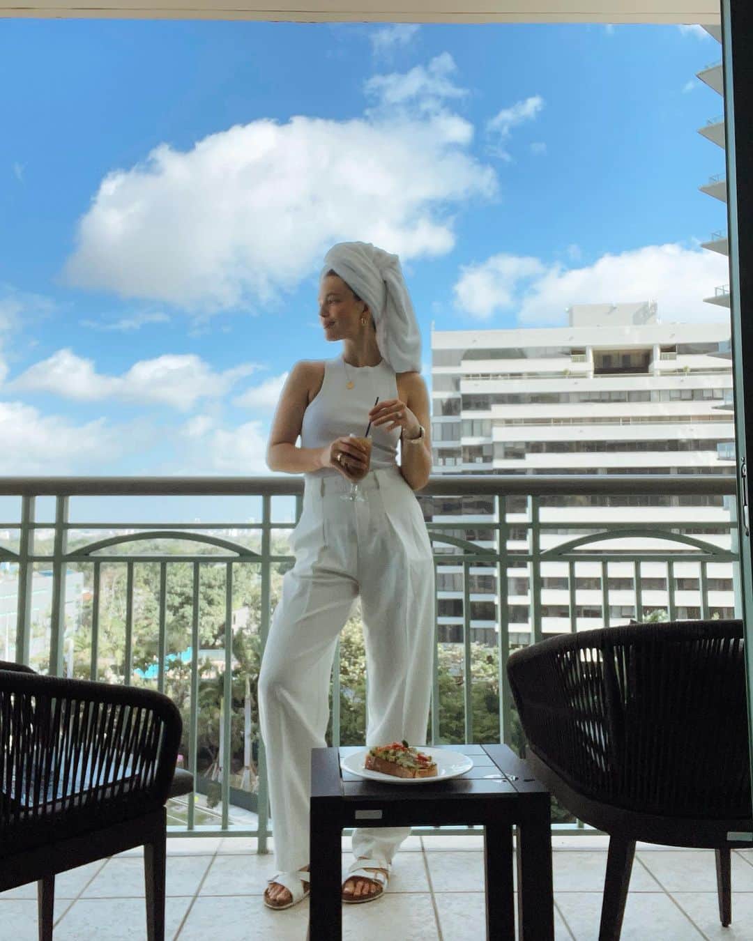 エミリー・DiDonatoのインスタグラム：「Soaking in my last few days in the sun before I get home to my @frizzyizzythedoodle !! ❤️」