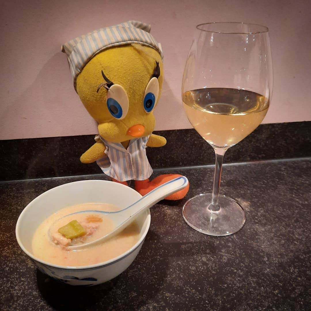 Little Yellow Birdさんのインスタグラム写真 - (Little Yellow BirdInstagram)「Tom kha kai! No snow yet... #littleyellowbird #tweety #tweetykweelapis #adventures #yellow #bird #weekend #friday #tgif #thai #thaifood #tomkhakai #soup #eetcafeoudzuid #goodfood #wine #takeaway #stayingin #stuffedanimalsofinstagram #plushiesofinstagram」2月6日 0時55分 - tweetykweelapis