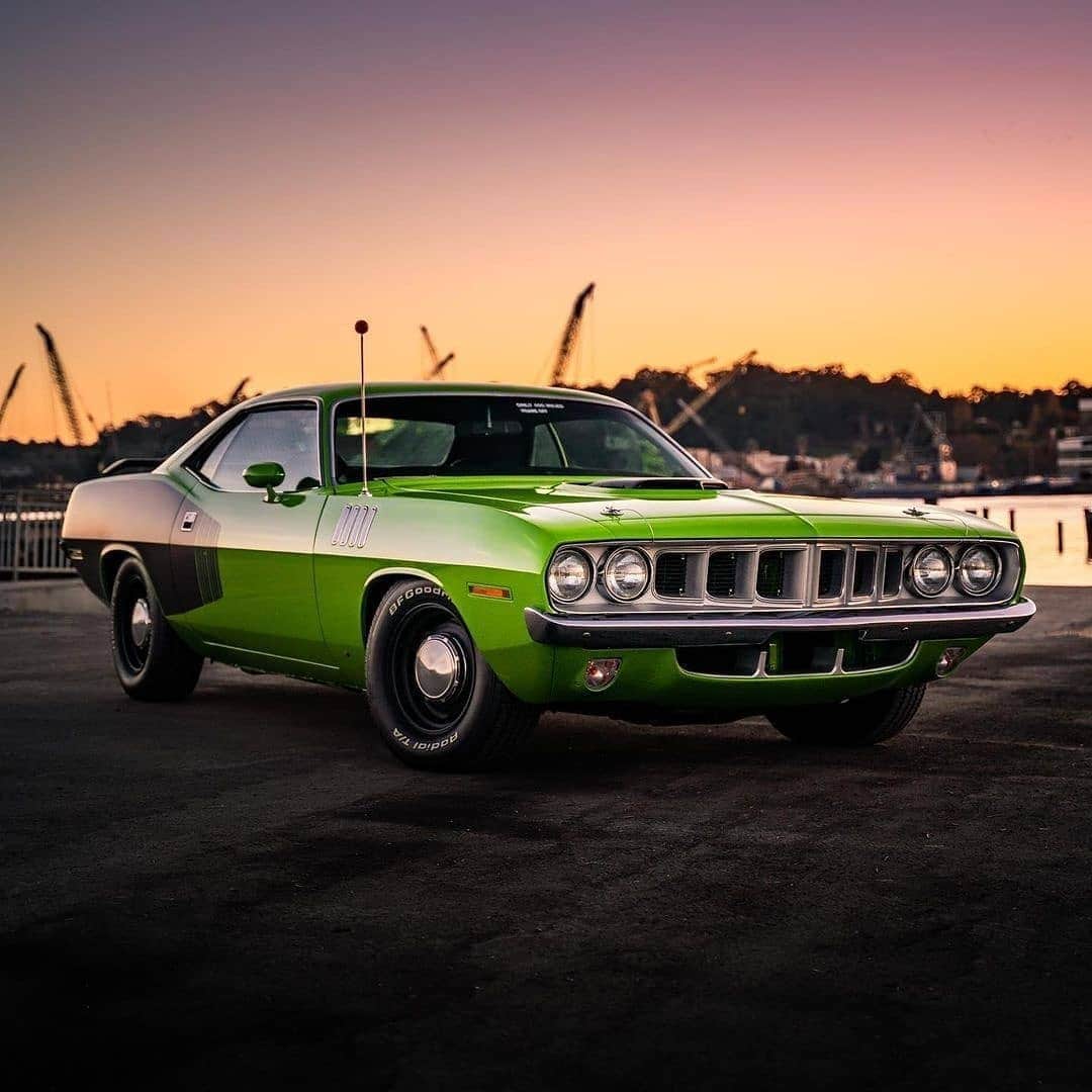 Classics Dailyさんのインスタグラム写真 - (Classics DailyInstagram)「#ClassicsFeature _____ 1971 Plymouth Cuda owned by @jacob_21_a 📸: @chaotic_media _____ #classiccar #musclecar #americanmuscle #hotrod #protouring #prostreet #restomod #classicsdaily #streetrod #streetcar #customcar #hotrods #streetrods #plymouth #cuda #hemi」2月6日 1時02分 - classicsdaily