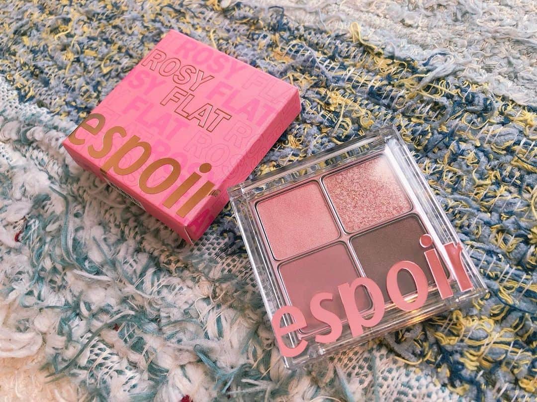 のインスタグラム：「. 欲しかったアイシャドウをGETして、気分が上がったワタシです♡  ☑︎espoir(エスポア) REAL QUAD PALETTE/ロージーフラット  ピンク系のアイシャドウはずっと気になってたけど、腫れぼったく見えたら嫌だなって思って手を出せなかったのです。  けど使ってみたら色味も程よくて、すごく使いやすかった🤣  ベースカラーが肌馴染みのいい上品なシャンパンピンクで、密着する感じ💡  マットな質感のモーヴローズ色は、ふわっと乗せたらナチュラルに色づいて、ママでも使いやすい。  4色とも使いやすくて、見た目よりナチュラルに仕上がるのでお気に入りになりました♡  メイクした時、娘が「キラキラしててママ可愛いね」って言ってくれて素直にワーイ🙌ってなった。笑  今度はこのアイシャドウを付けた写真載せよーっと♬  #エスポア #アイシャドウ #アイシャドウパレット  #メイク好き #メイク好きな人と繋がりたい  #エスポアアイシャドウ #韓国コスメ」
