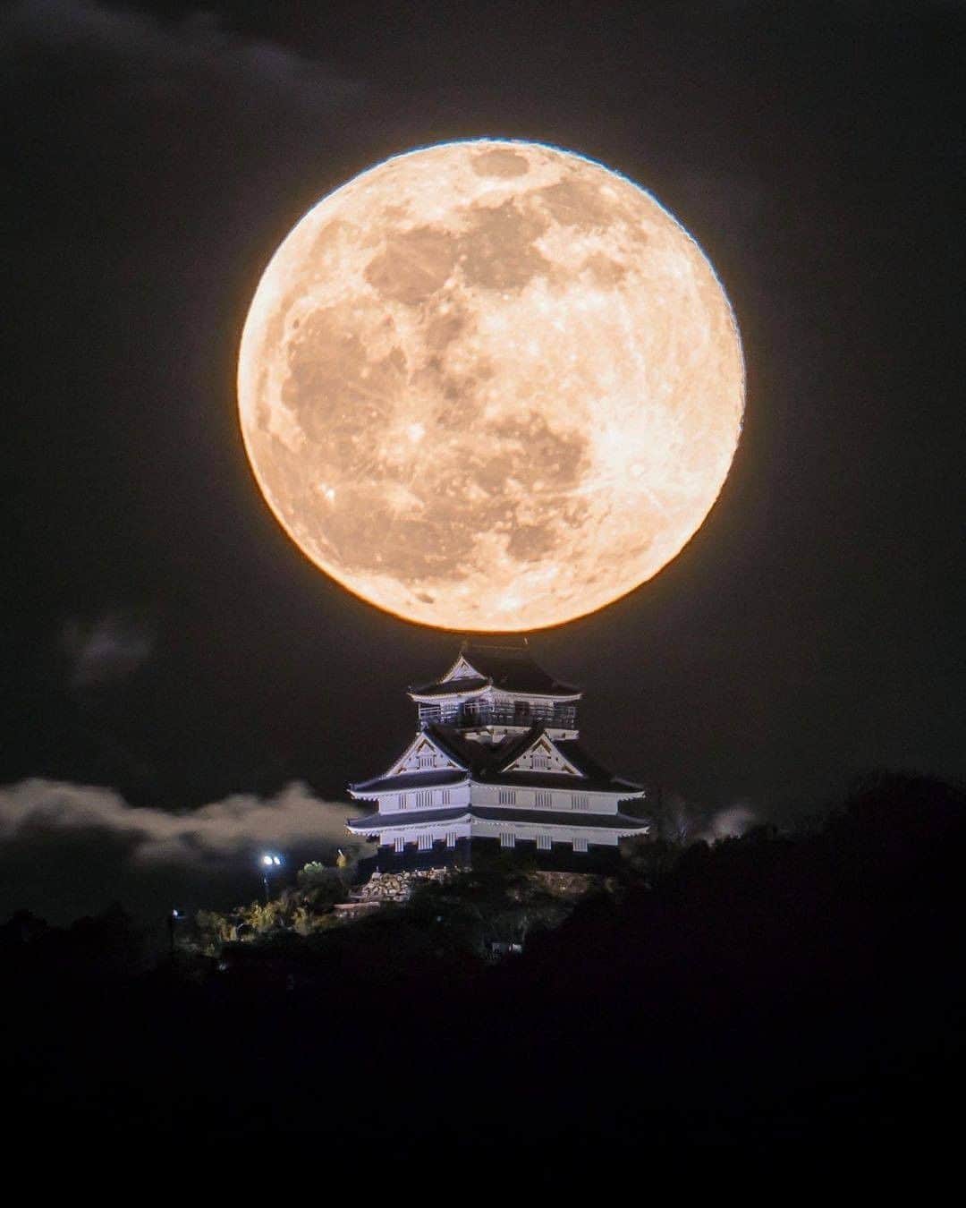 Discover Earthさんのインスタグラム写真 - (Discover EarthInstagram)「Do you think this photo is for real ? 🌕   📍Gifu, Japan  🇯🇵 #discoverjapan with @ag.lr.88   . . . . .  #moon  #moonlight  #luna  #stars  #fullmoon  #nighttime  #nightsky  #nightynight  #dark  #lightsout  #sleeptime  #space  #lunar  #instagoodnight  #nightowl  #bedtime  #themoon  #sleep  #sleepyhead  #passout  #rest  #gifu  #visitjapan  #hidatakayama  #travel  #shirakawago  #takayama  #japan ​#岐」2月6日 1時00分 - discoverearth