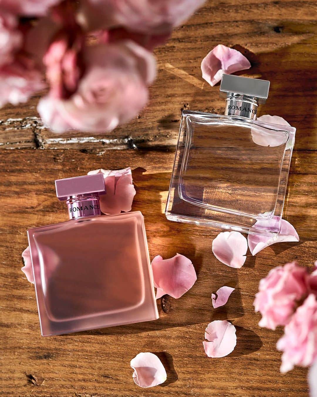 Polo Ralph Laurenさんのインスタグラム写真 - (Polo Ralph LaurenInstagram)「Inspired by the rose centifolia hand-picked in Provence, Romance Eau de Parfum captures fresh floral notes veiled with velvety soft woods.  Share the gift of @RalphLaurenFragrances this #ValentinesDay via the link in bio.  #PoloRalphLauren #RLGifts」2月6日 1時10分 - poloralphlauren