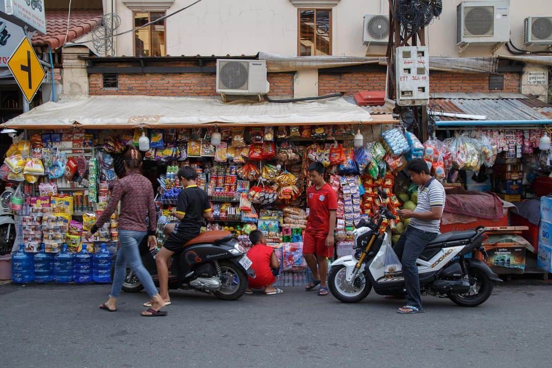 Shunsuke Miyatakeのインスタグラム：「Chan, a young boy, 14 years old is working from 6am-11pm. He likes football and he wants be a good man. Everyday life in Phnom Penh, Cambodia」