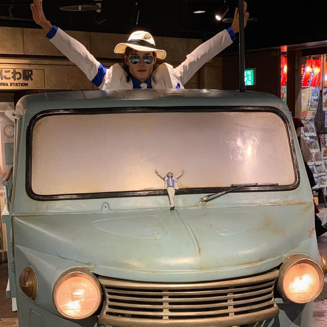 michaeljackton.officialのインスタグラム：「Old Car🚘 . #michaeljackton #moonwalker #mj #kingofpop #neverland #oldcar #michaeljackson #smoothcriminal」