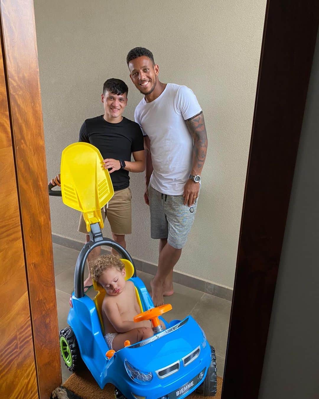 ウェリントン・ルイス・デ・ソウザのインスタグラム：「Hoje é o dia dessa fera, um irmão que ganhei no futebol. Parabéns mano por mais um dia de vida, que Deus continue abençoando sua vida cada vez mais e que vc continue crescendo na presença de Deus. Grande abraço irmão 👊🏽👊🏽🎉🎉🎁🎁🎂🎂」